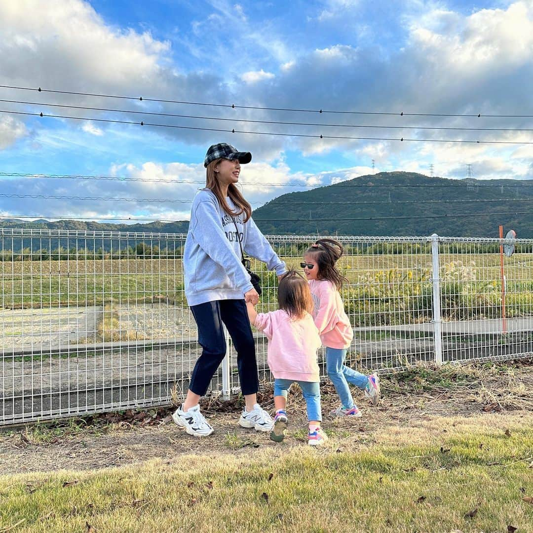 丸高愛実さんのインスタグラム写真 - (丸高愛実Instagram)「昨日の公園🛝の📷 日中暑くて子供達は肌着で走り回ってました😂笑 11月にかき氷🍧も食べました🤍  本当暑かった☀️  #公園 #姉妹 #家族 #family #丸高私服 #柿谷家」11月6日 15時47分 - marutakamanami