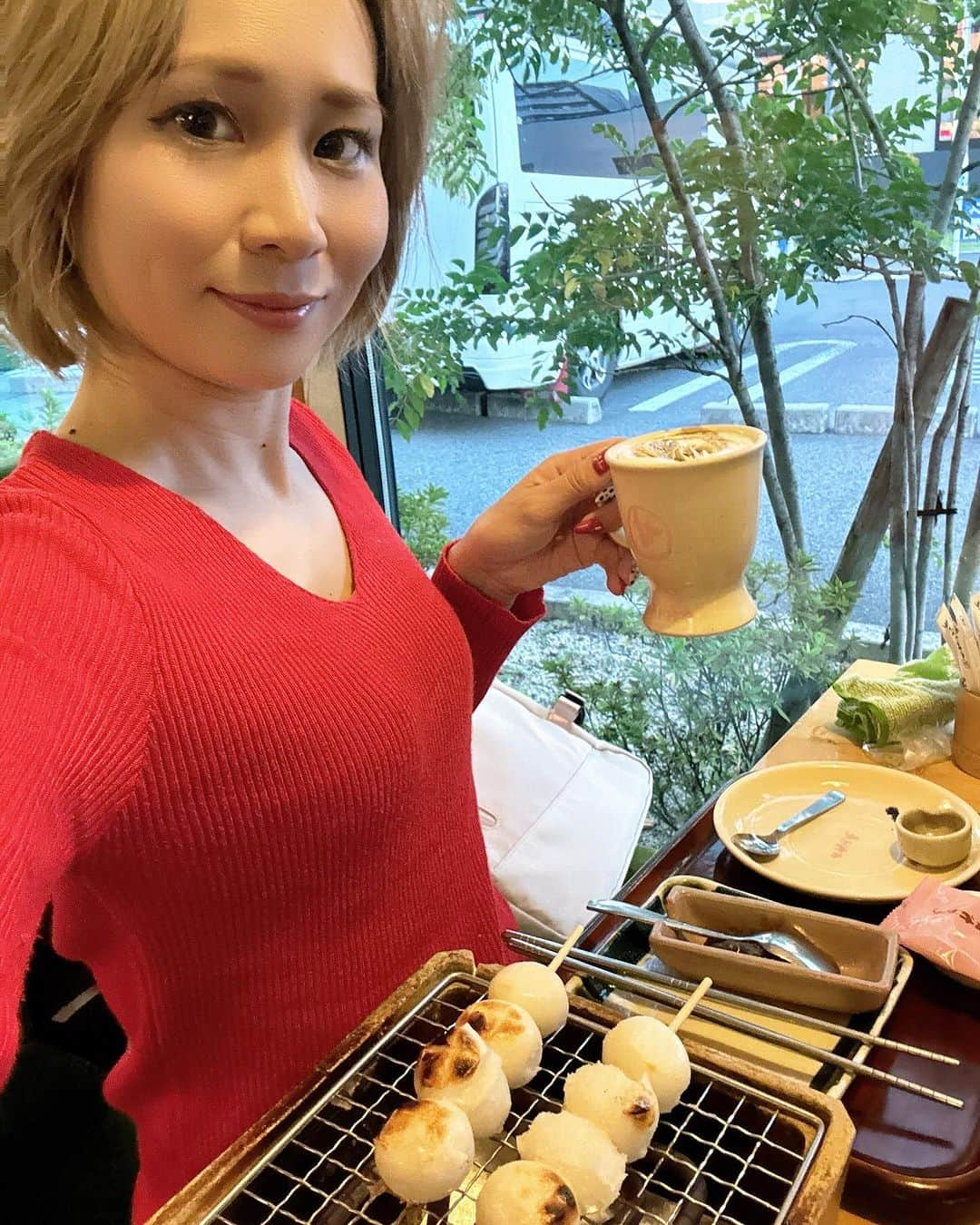 Arisa Nanaseさんのインスタグラム写真 - (Arisa NanaseInstagram)「わぁい😍【自分でみたらしがやける】  コメダは知ってると思うけど、コメダのおかげ庵って知ってる！？✨店舗少ないけど、通常のコメダと少し違ってこういうみたらしとか自分で焼けたりするのー！ 凄くない！？😍ずっと行きたいと思ってたけどなかなか機会がなくてこないだ偶然入りました🔥  みたらし、やくの下手くそだけど、可愛いし栗のラテみたいなのも季節限定で美味しいです。 きしめんも美味しかった！！ みたらしの焼き方、餅がくっついて想像と違った🤣おいしかったよ！  #コメダ　#おかげ庵　#みたらし　#おかげ庵はコメダの姉妹店 #喫茶店 #名古屋カフェ」11月6日 15時47分 - arisa.nanase