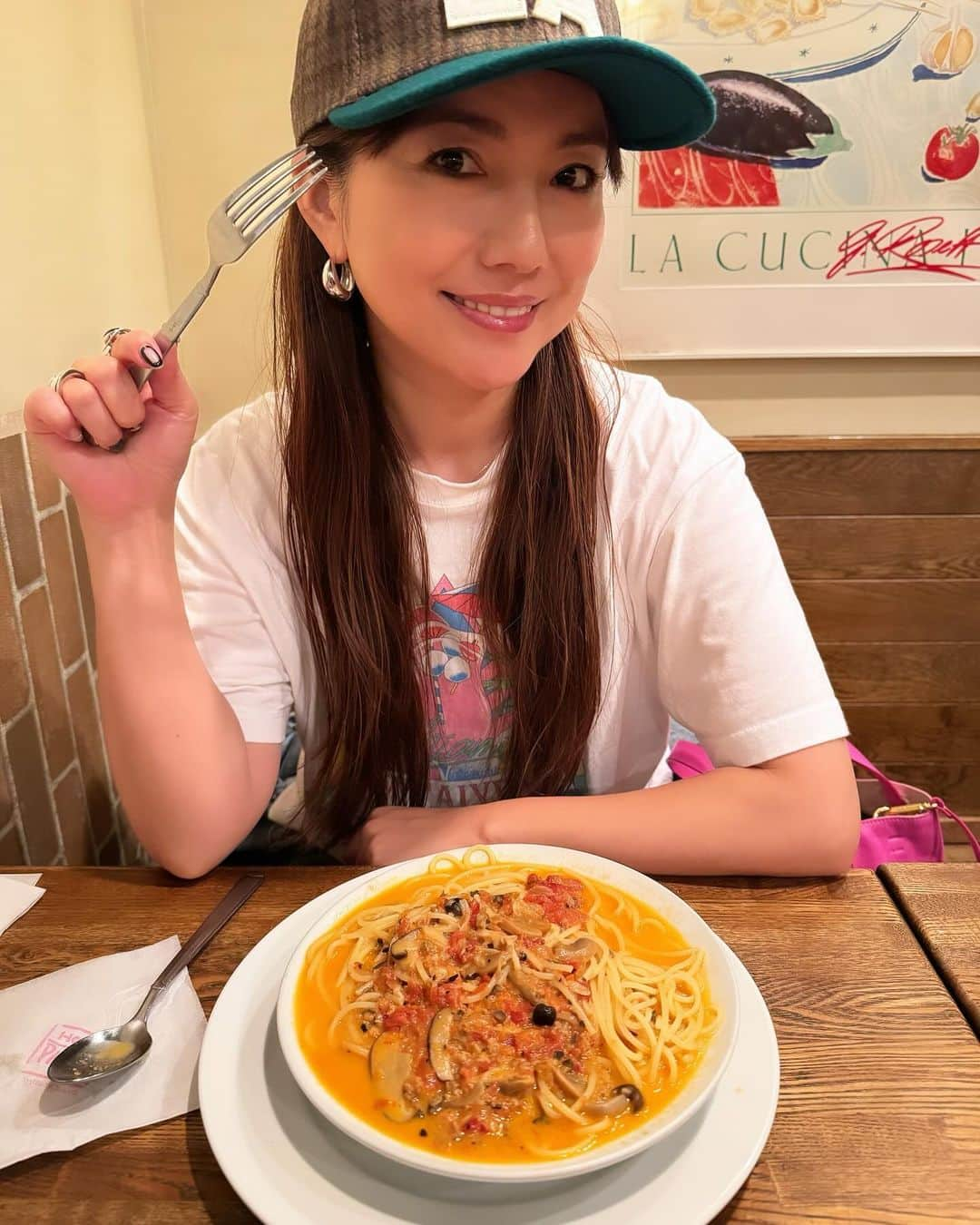 島谷ひとみさんのインスタグラム写真 - (島谷ひとみInstagram)「🍝🍝🍝🍝🍝  HOME'S PASTAはほんと、定期的に食べたくなるのね〜。🍝  普段は辛いの🌶️🍝  時々、絶望という優しいやつw  サラダも最高❣️  並んででも食べるよね。  さて、打ち合わせDay📝  PEACE  STOCK78'は、  まもなく‼️  今週末です🎪🎤💫  @peacestock78   ポカポカ陽気な一日でありますように☀️  お待ちしております^_^  #HOME'S PASTA #peacestock #島谷ひとみ」11月6日 15時58分 - shimatani_hitomi_official