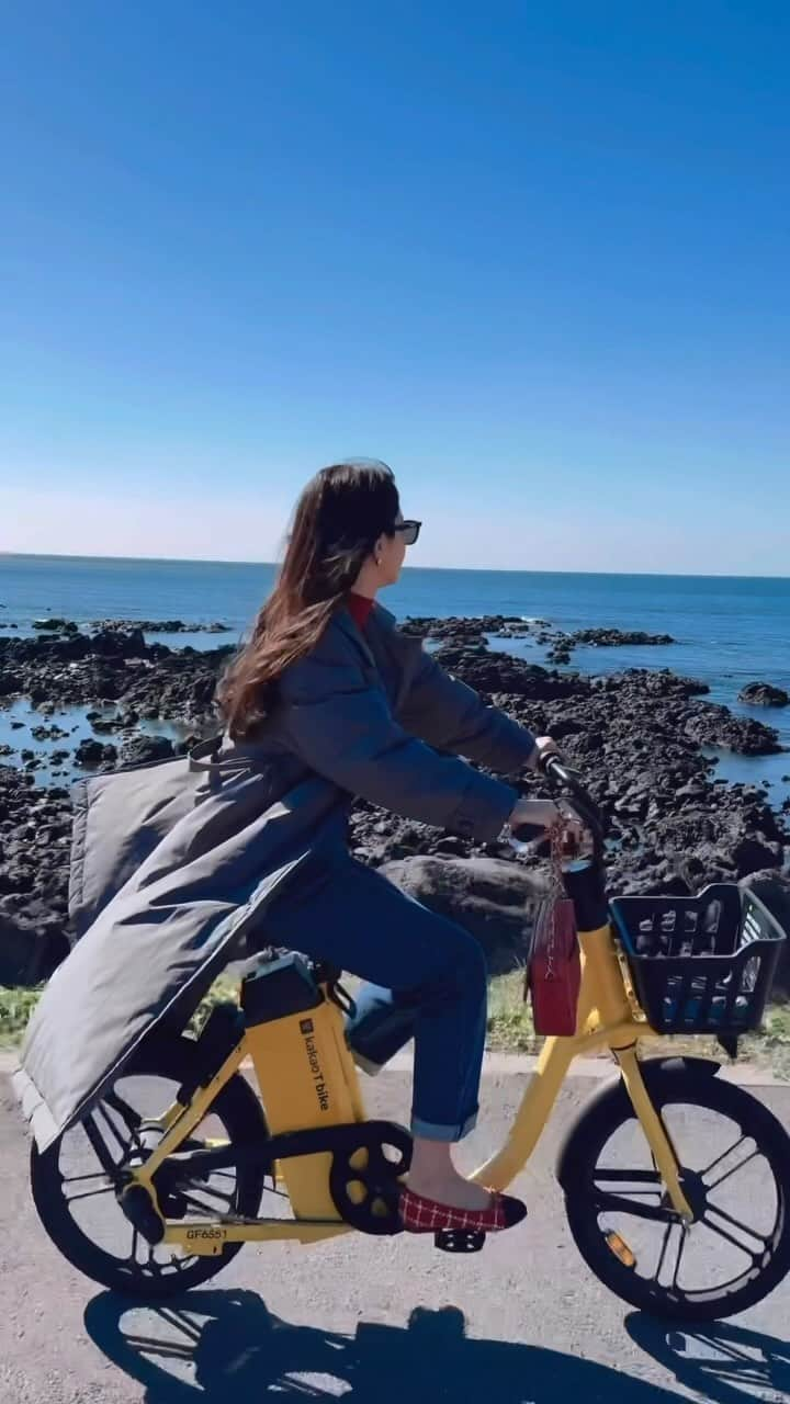 キ・ウンセのインスタグラム：「제주도 올때마다 예쁜 바다 안녕 ✋🏻 . . #jejuisland」