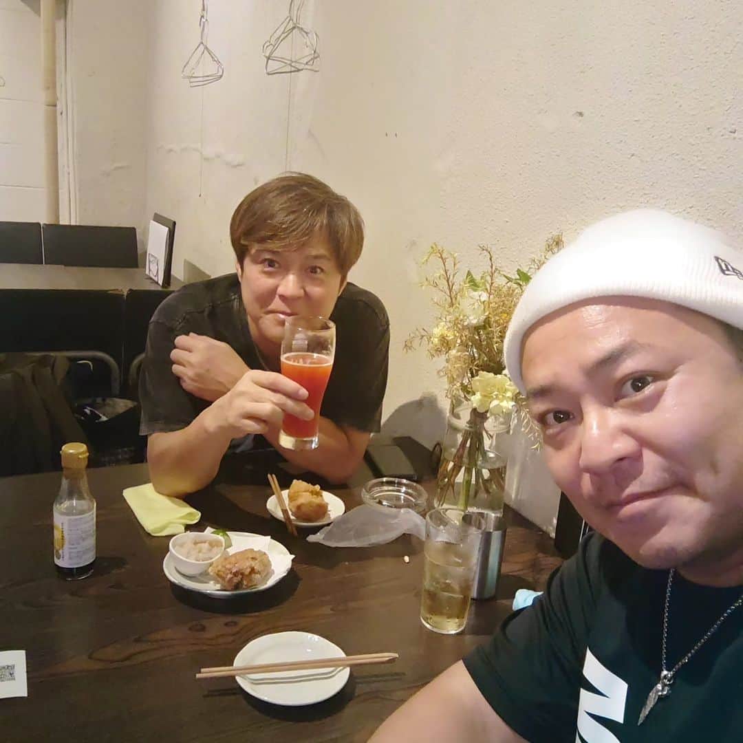 のインスタグラム：「先日のー。 #ジ白川バンド  ミーティング🤗  以前ライブさせて頂いた #dowithcafe さん✨ で今月末のライブはどうするか⁉️ お酒と絶品唐揚げとショーを楽しみながら⤴️⤴️⤴️ 諸々決まりましたのでまた発表します🙏 今月もみんなでたらふくはしゃぎましょ🎶  白川さん⤴️ 阪神タイガース優勝おめでとうございます🎊🙌」