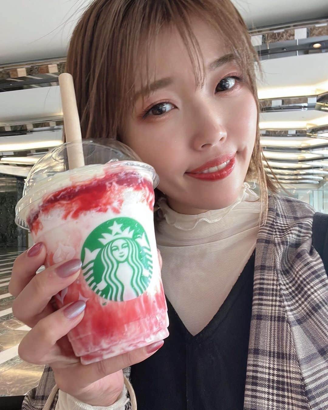 中村愛さんのインスタグラム写真 - (中村愛Instagram)「🥤♡ ・ ・ ・ #スタバ新作 #ストロベリーベリーマッチフラペチーノ 🍓ファンの方から頂きました😚  ごちそうさまでした😋  あま〜くて 疲れが吹っ飛ぶ お味でした🥰  #甘いもの大好き #甘いものがやめられない」11月6日 15時59分 - nakamuramura_ai