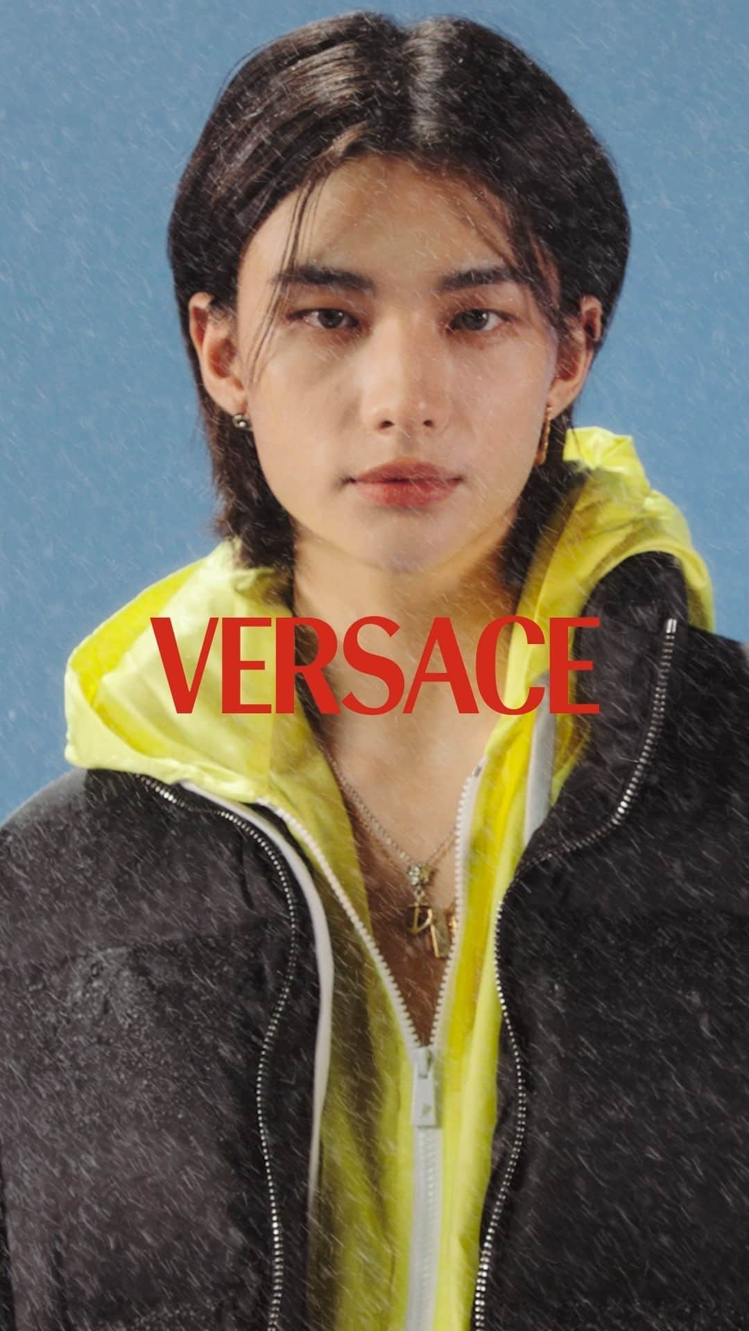 ジャンニヴェルサーチのインスタグラム：「Hyunjin, the multi-talented member of K-pop boy group, Stray Kids, stars in the Versace Holiday campaign—a festive celebration full of Versace attitude, elegance, and fun.  Now at Versace.com via the link in bio.  Directed by Rosie Marks  @hynjinnnn @realstraykids #Versace  #StrayKids」