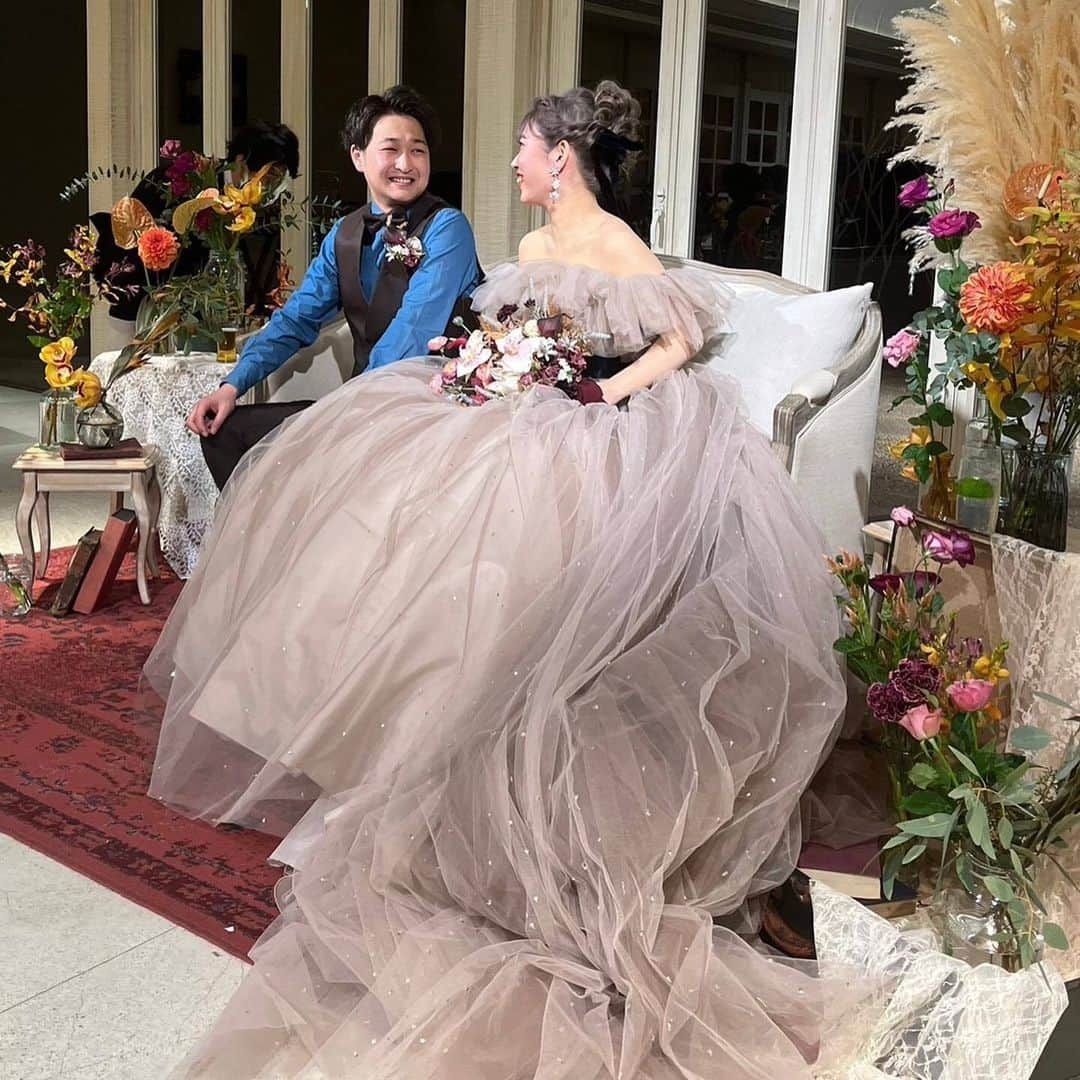 ♡プラコレWedding·⋆*さんのインスタグラム写真 - (♡プラコレWedding·⋆*Instagram)「. @placole_dressy【#DRESSY花嫁 】 【#プラコレ】をつけて投稿&フォローしてね♩ . ＝＝＝＝＝＝＝ . 卒花さんの高砂ショット📸💐  ドレスの色味やデザインと高砂の雰囲気を合わせることで 統一感あるコーディネートに✨  座ったショットはスカートがふわっと広がり 写真映えもします💭🤍 . ＝＝＝＝＝＝＝＝ 👗photo by... @wedding_chococo さま @y_h_wedding326 さま @m____wd10 さま @wa_0520wd さま @__nyan__wd さま ＝＝＝＝＝＝＝＝ . 『#DRESSY花嫁』『#プラコレ』の ハッシュタグをつけて写真をUPしてね✦ 花嫁アプリ『DRESSY by プラコレ』の 記事に掲載＆リグラムされるかも♩ . みなさまからのいいねや保存 コメントをお待ちしています♥️ 「このウェディングドレス可愛い！」 「ヘアスタイルも気になる！！」 「今の花嫁さんの流行りは！？」etc. . ＝＝＝＝＝＝＝＝ 花嫁アプリでは、 プロのアドバイザーに結婚式の相談を何度でも♡ ウェディングドレスの記事や、 自分のウェディングレポを残せちゃう♡” . >>>TOPのURLからcheck ⋈ @placole_dressy >>>結婚のご相談は プラコレウェディングアドバイザーへ♡ @wedding_adviser >>>ウェディングレポを残したいなら、 farny by プラコレをcheck ✎ @farny_wedding >>>花嫁準備に欠かせないアイテムをお探しなら placole & dressy Beauty をcheck ❁ @dressy_beauty_ >>>素敵なドレスに出会いたい花嫁さま♡ @dressyonline_をcheck >>>おしゃれなファミリーフォトは ドレシーベイビーをcheck 𓏸 @dressy.baby >>>鎌倉にOPEN”お花とドレスと紅茶のカフェ” @dressyroom_teaをcheck𓌉𓇋 >>>名古屋にOPEN”ウェディング体験型カフェ @dressycafe_nagoya をcheck𓌉𓇋 . ＝＝＝＝＝＝＝＝＝＝＝＝＝＝＝＝ . #一度きりの人生一度は魔法にかけられて #花嫁 #卒花嫁 #結婚 #結婚式 #試着レポ #farnyレポ #2023秋婚 #2023冬婚 #2024春婚 #2024夏婚 #カラードレス試着 #ドレス試着 #ドレス試着レポ #ドレス選び #カラードレス #カラードレス迷子 #ウェディングドレス #ドレス迷子 #ドレスフォト #ウェディングフォト #メインソファ #高砂ソファ #高砂ショット #高砂」11月6日 16時02分 - placole_dressy