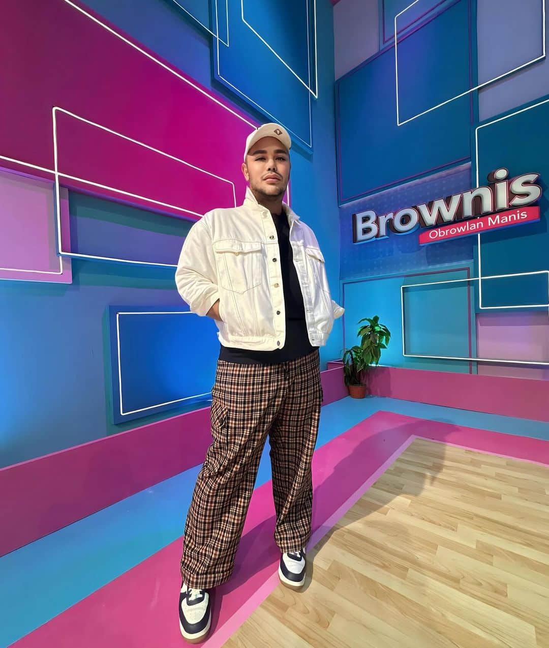 Ivan Gunawanのインスタグラム：「Tempat nyaman ... tempat  ngobrol yg  maniz maniz  hanya  di  @brownis_ttv」
