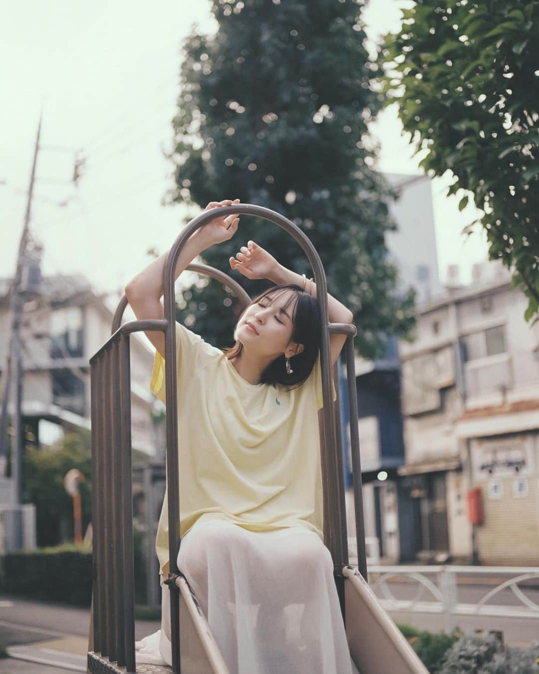 中崎絵梨奈のインスタグラム：「普通じゃ足りない。 普通じゃいやだ。  そんな野心をずっと胸に抱いてる。  ひとつでいいんだよな、きっと。  自分という人間を咀嚼して咀嚼して、纏ってる無駄なモノを削ぎ落としていかなきゃいけない。  素因数分解みたいに、どうやったら解けるのか考えて考えて、素数になるまで解き続けて、やっと出た素数に自分の武器が隠されてる気がするんです。  まだそれが何かは明確にはわからないけど。それを探す旅をしてる毎日が悩ましくて複雑で、とてもたのしい☺︎」