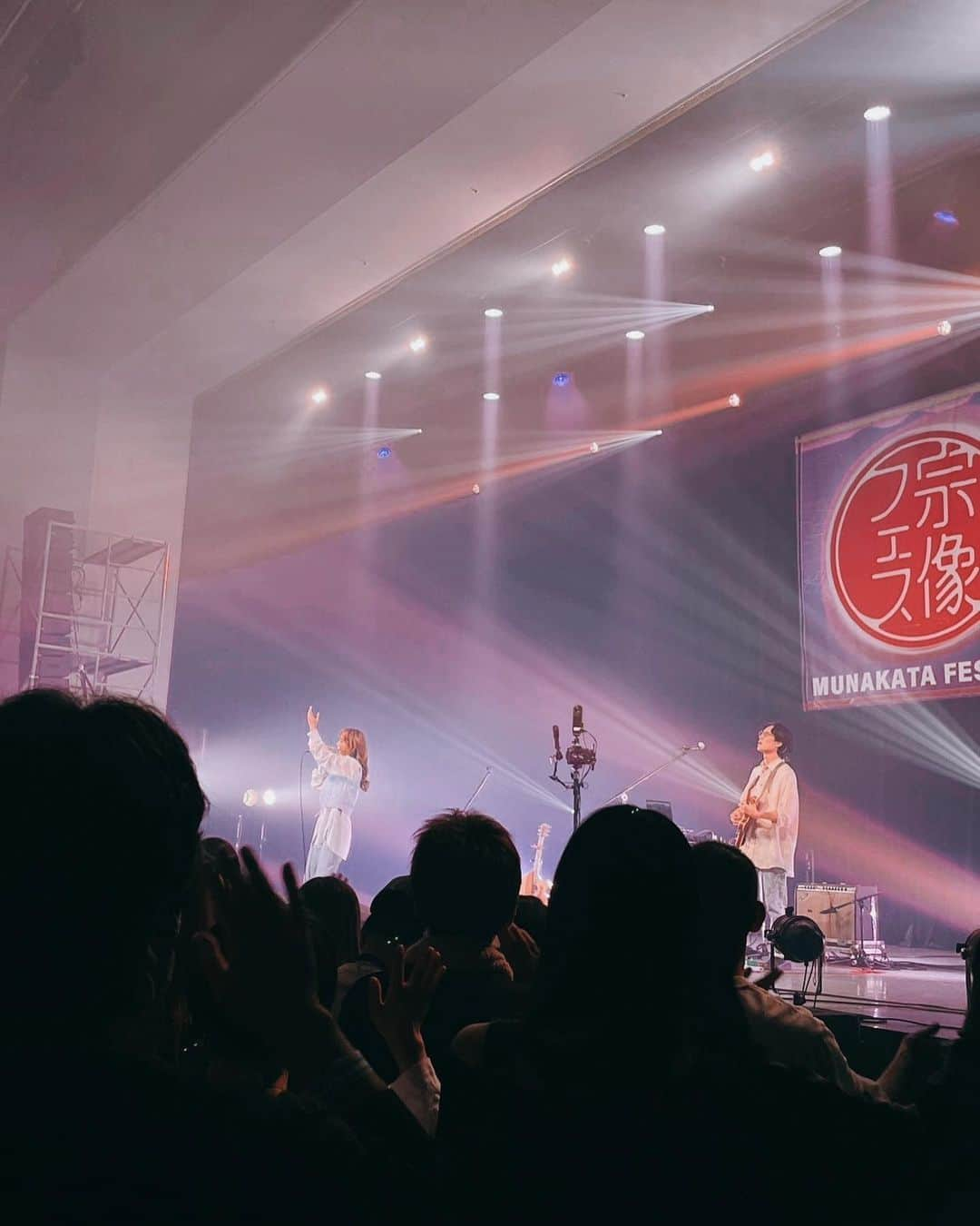 レオラさんのインスタグラム写真 - (レオラInstagram)「#宗像フェス2023  の思い出🌈  2度目の宗像！ 前回は配信のみだったので、 初めてのお客さんとの時間でした💞  同じ会場でも、全然違う🥹✨ 何でも、直接届けることって 大切ですよね🫶  初めての方も、 久しぶりに会いに来てくれたみんなも 本当にありがとうございました！！  今度は久しぶりにならないように、 歌いに行きたいな🥰  Guitar & Manipulator @q_n_e_l」11月6日 16時03分 - leola_official