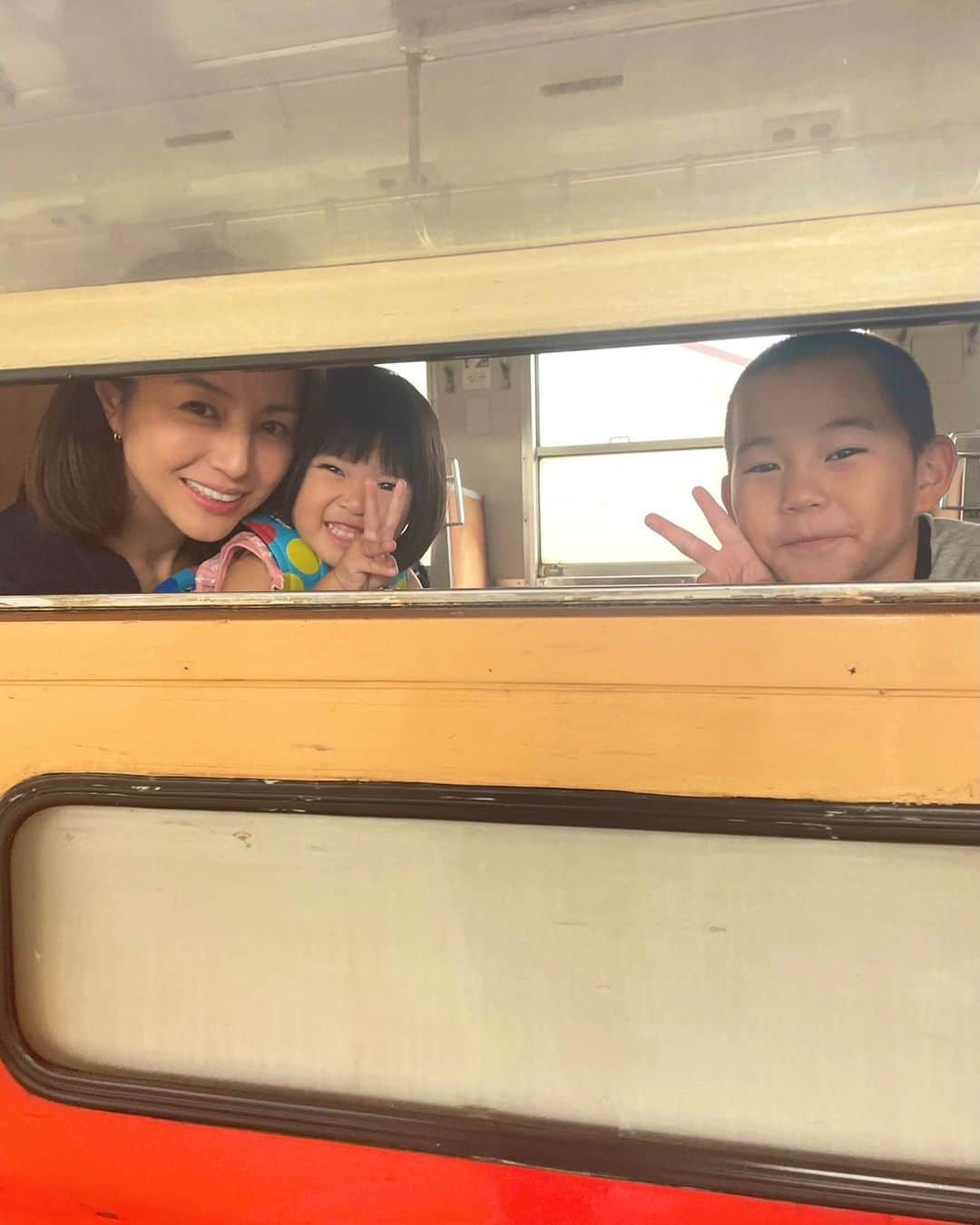 下剋上球児のインスタグラム：「🚃  窓の隙間から楽しそうな3人。 青空は…脩ちゃんと一緒にいたかったんです…  #下剋上球児 第1話〜第4話は #TVer #UNEXTparaviコーナー で配信中  #tbs #日曜劇場 #下剋上球児 #11月12日第5話放送✨」