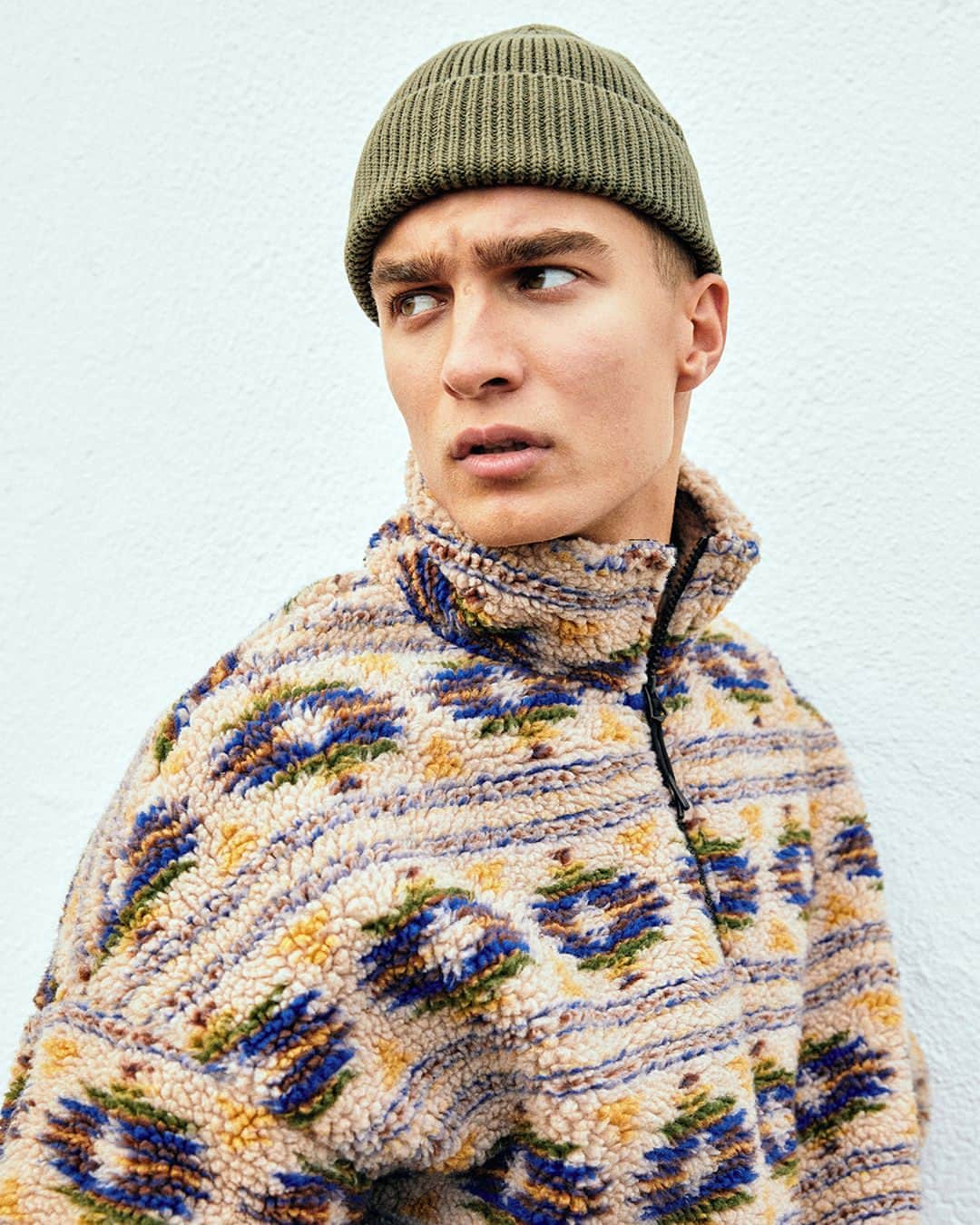 ジャック&ジョーンズのインスタグラム：「Is there anything cozier than a breezy winter’s day? Yes. Yes, there is. It’s that same winter’s day, but wearing one of our supremely comfortable teddy knits. #jackandjones #cozywinter」