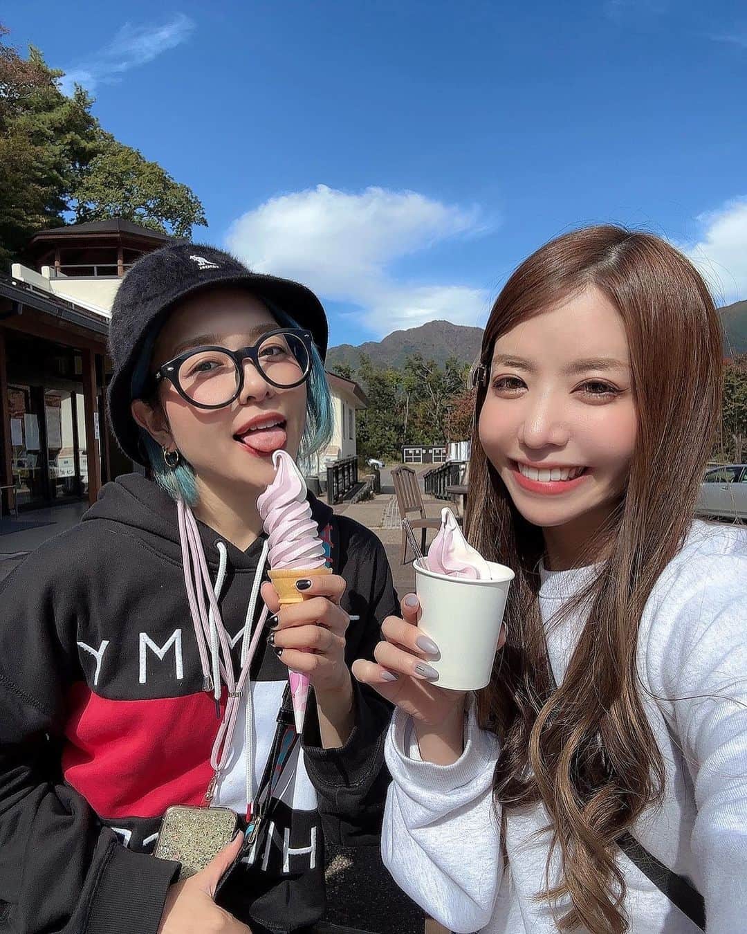 REINAのインスタグラム：「ドライブ🍦 今週も一緒にお出かけするんだー🩵  #ドライブ #河口湖 #旅行」