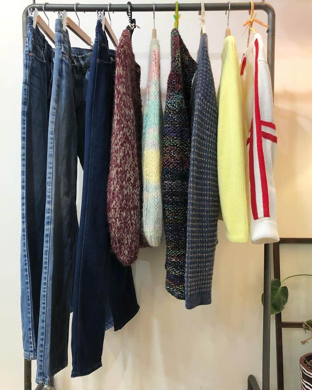 floorのインスタグラム：「本日も19:00まで皆様のご来店お待ちしています  入荷です☝︎ goodなニットとgoodなデニム お出ししました〜✨ お試しいただきたいおすすめ☝︎♡  先ほどは 早速ご来店いただけてめちゃ嬉しい🥹いつも気にかけて下さり本当にありがとうございます🥰 ピンクめちゃお似合いでしたー💕差し入れまで🙏感謝です❣️いつもありがとう🙇‍♀️  昨日はお洒落でお2人とも素敵なカップルさんに♡フリンジとてもお似合いでしたー💕 サロンの帰りにいらして下さった可愛くてお洒落な方♡いつもいつも可愛いの沢山選んで頂けてほんとにどれもめちゃ可愛かったー💕 お帰りになられた後、すぐ戻って来てくれてジャケット買い忘れたって🥹着て帰ってくれた めちゃめちゃ嬉しかったですー😭❤️❤️‍🔥いつもありがとうございます  オンラインショップもご覧ご利用頂き、嬉しいレビューも書いて頂けて本当に感謝です🙇‍♀️❤️‍🔥 いつも ありがとうございます💕  #大阪古着屋#南船場古着屋#南船場floor#vintageclothing  #vintage#vintageshop」