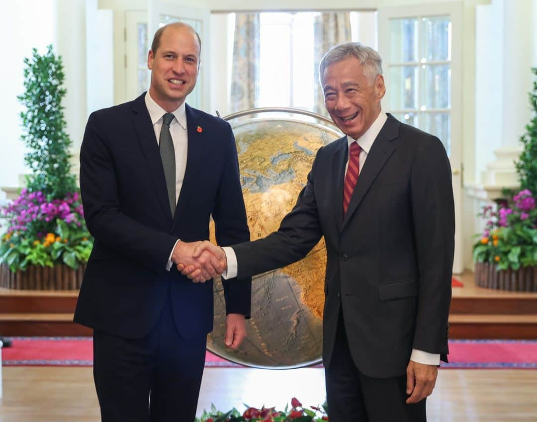 リー・シェンロンさんのインスタグラム写真 - (リー・シェンロンInstagram)「Happy to welcome HRH Prince William, The Prince of Wales (@princeandprincessofwales), to the Istana this morning. Prince William is in Singapore for the annual @earthshotprize Awards.   The #EarthshotPrize ceremony is being held in Singapore this year, the first time ever in Asia. Prince William launched the Prize in 2020 to recognise solutions to pressing environmental challenges, including climate change, that can be scaled up to make a dent in these problems.    I wish Prince William a fruitful time in Singapore, and all the best to the Earthshot Prize finalists! 🌎 – LHL  (MCI Photo by Ngau Kai Yan)」11月6日 16時06分 - leehsienloong