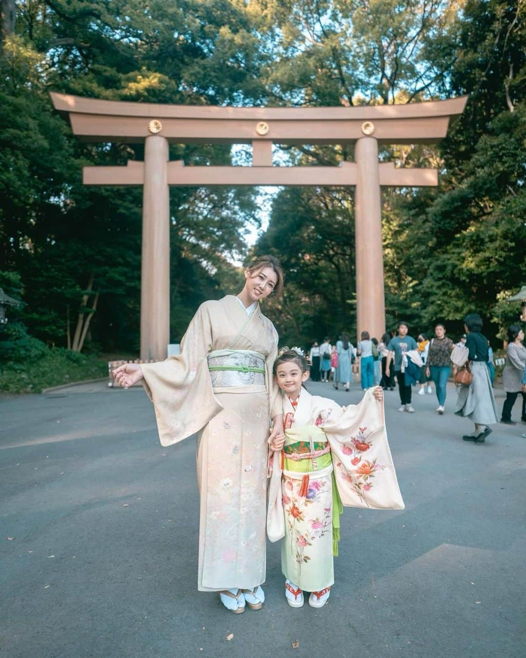 芹澤明日香さんのインスタグラム写真 - (芹澤明日香Instagram)「. 娘の行事でこうやって一緒にお着物を 着れてとっても幸せ👘💕 今回は娘と一緒に緑をポイントカラーに💚 まだまだママと一緒というのが嬉しい娘は ママ一緒だねって何度も言ってて可愛いなと いつもお姉さんだけど小さかった娘の事を ふと思い出しました♡ʾʾ ママといっしょ、いーっしょって言ってたなぁ😌  髪の毛は10年以上お願いしてるDistaさんにて 着付けも担当してるねぇねにやってもらい お着物は3歳の時と同じ六本木クレールさん👘 そしてカメラマンは一歳の時から行事ごとに 撮ってもらってるふみ君に📸  お着物、髪型、着付け、写真とみんなに たくさんの愛を頂き無事に七五三終えれて 本当に良かったです🥺🩷 全てにおいて感謝のお気持ちばかり🥺  @takafum1_s   #七五三 #七五三ママ #七五三7歳 #七五三ヘア #七五三写真 #七五三着物 #明治神宮 #仲良し親子 #753 #七五三お参り #しちごさん #shichigosan #七五三ヘアアレンジ #七五三ママコーデ #7歳女の子 #七五三髪飾り #ファミリーフォト」11月6日 16時06分 - 1219asuka