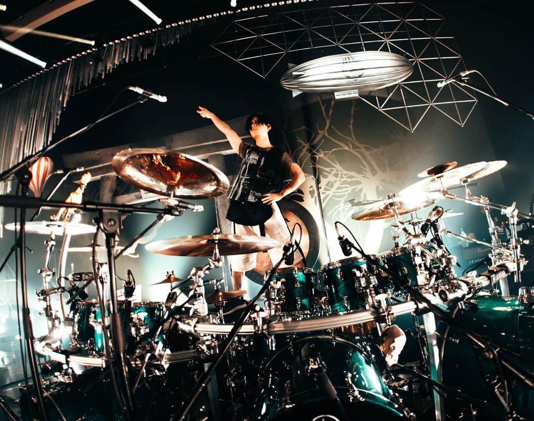 影丸のインスタグラム：「昨日はホールツアー3本目愛媛、ありがとうございました(🤩) ジグザグ初愛媛、みかんパワー炸裂(🤩) ポンジュースは永遠に飲める(😎)  お写真は本番前(🐶)  photo by Megumi Iritani  #ジグザグ最高 #sks #ジグザグ #ドラム #ドラムソロ #drums #drumsolo #drummer #drummerlife #pops #music #musician #songs #zildjiancymbals #yamahadrums #rohemadrumsticks #teamrohema #aspr #アサプラ #ead10」