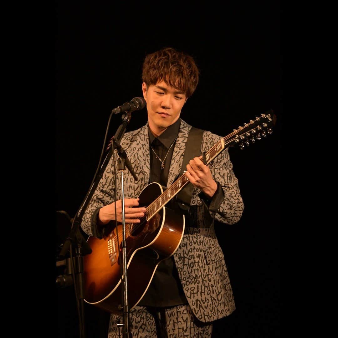 中澤卓也のインスタグラム：「中澤卓也弾き語りツアー2023 in 北九州芸術劇場🎸🥁🎹  Date 2023/10/23 Photo by @shirahara   少し間が開きましたが、弾き語りツアー九州公演の白原写真館📸✨ 九州の皆さんにも、めちゃめちゃ盛り上げてもらいました😎✨ いよいよ弾き語りツアーも二日後、11/8(水)横浜・関内ホールにてツアーファイナルです🫡  #弾き語りツアー #全国ツアー #九州 #北九州芸術劇場 #おもひで #白原写真館 #みんなありがとう #シンガーソングドライバー #handsmade #陽はまた昇る #中澤卓也」