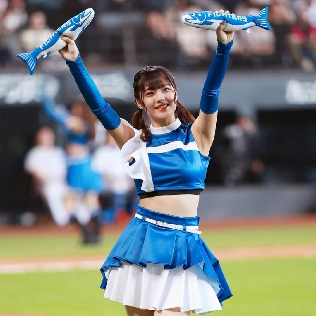 ファイターズガールのインスタグラム：「. みなさんこんにちは！工藤彩音です。 まずは、今シーズンも温かいご声援本当にありがとうございました！  私は今シーズンをもって、ファイターズガールを卒業します。  エスコンフィールドHOKKAIDO開業の年にファイターズガールとして活動できたこと、とても嬉しく思います。 2年間という短い間ではありましたが、 ただの学生だった私がファイターズガールになって、 全く想像もしていなかった夢のような経験を沢山させて頂きました。  タオルやボードを掲げて応援してくれたり、温かい声をかけてくださる方がいて、 こんな私を応援してくれたことに感謝の気持ちでいっぱいです。 自分に自信を持つことができました。 ファイターズガールとして活動できたことは、間違いなく人生の宝物です。  私は学業を優先していたため、スタジアムツアーはやっていませんでしたが、 試合やイベントで少しでも多くの方と思い出が作れるようにと思いながら活動していました。 少しでも皆さんに元気や笑顔をお届けできていたら嬉しいです😌  勝利を分かち合う瞬間や、球場で皆さんとファイターズを応援することが大好きでした。 とっても楽しかったです！  来年からはファイターズファンとして、ファイターズを応援していきます！✊🏻 皆さんとまたどこかでお会いできることを楽しみにしています✨️ 改めて、2年間本当にありがとうございました。  #fightersgirl #ファイターズガール #lovefighters #北海道日本ハムファイターズ #新時代 #FANS_ARE_OUR_TREASURE #thankyou #工藤彩音」
