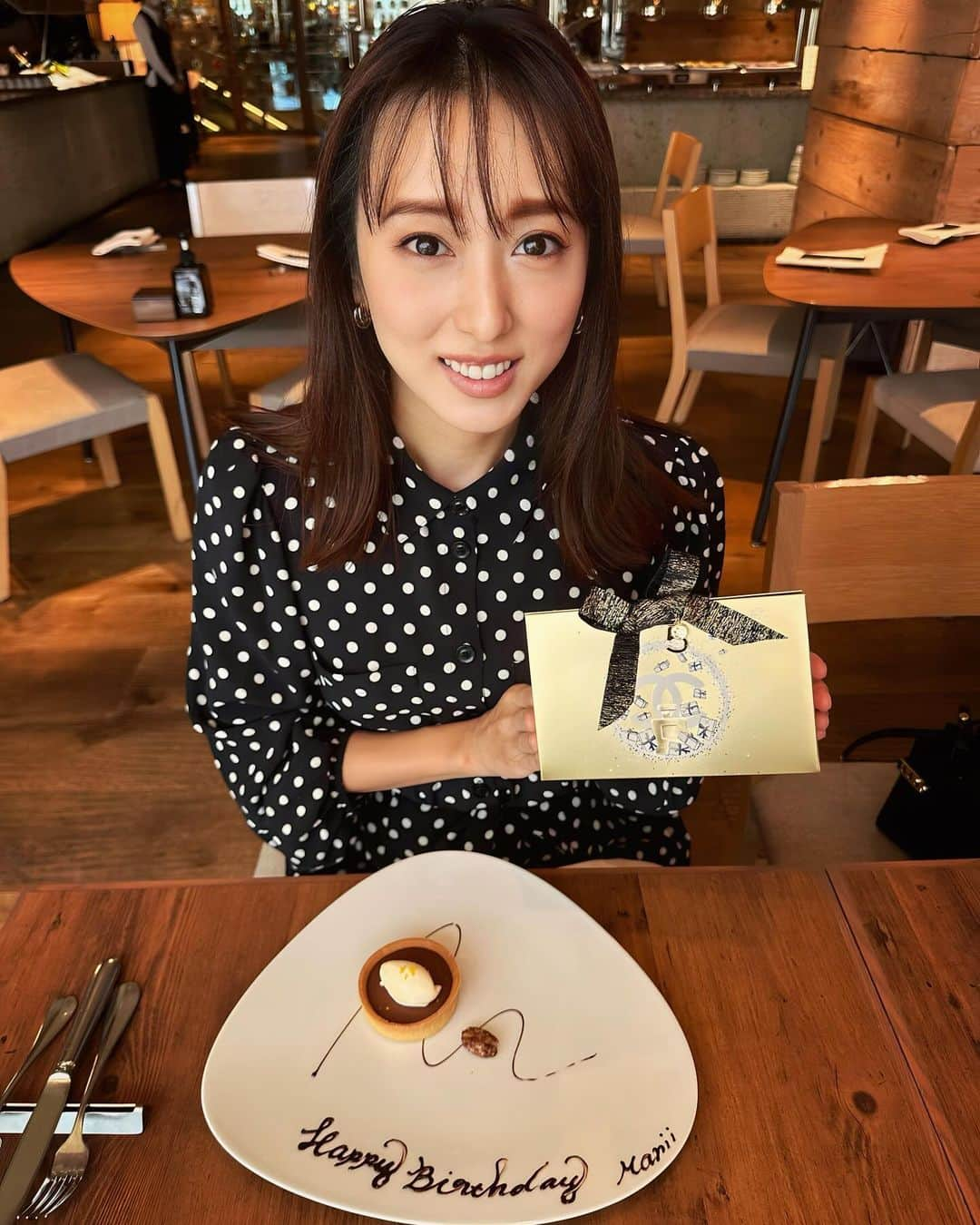 中西麻里衣のインスタグラム：「先日お誕生日を迎えました🎂  40歳〜🙌  家族や友人達がお祝いをしてくれて幸せ☺️🥂  まだまだ子育て中心の毎日ですが…40代！大切な人たちを大事にして日々を過ごしていきます✨」