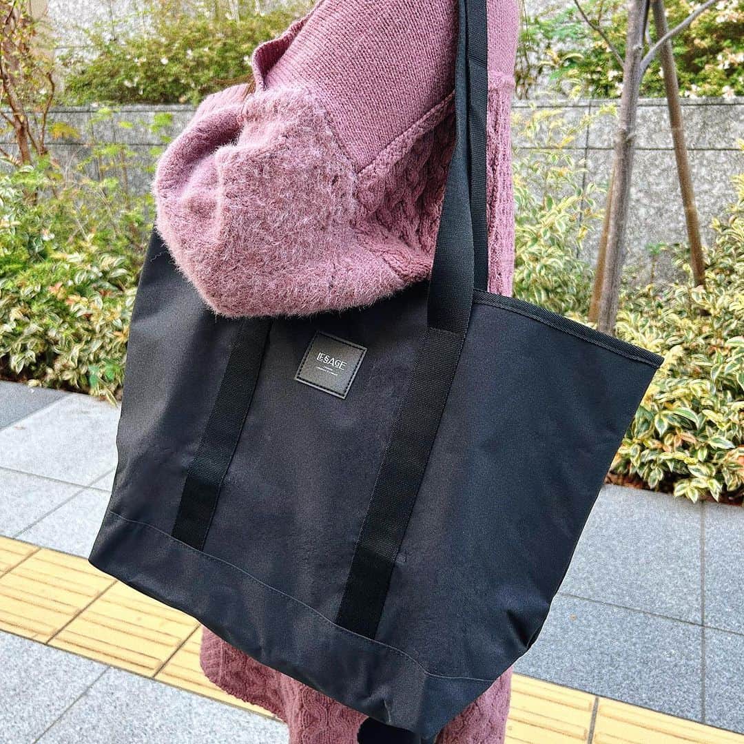 otona MUSEのインスタグラム：「結局、黒のトートバッグが使いやすいんだよな〜と思っていたときに最適なバッグをゲット👜 増刊号付録のジャーナルスタンダード レザージュとのコラボバッグです。 かための生地感がカジュアルすぎず、オフィスシーンにおすすめ◎  #journalstandardlessage #ジャーナルスタンダードレザージュ #otonamuse #otonamuse付録」