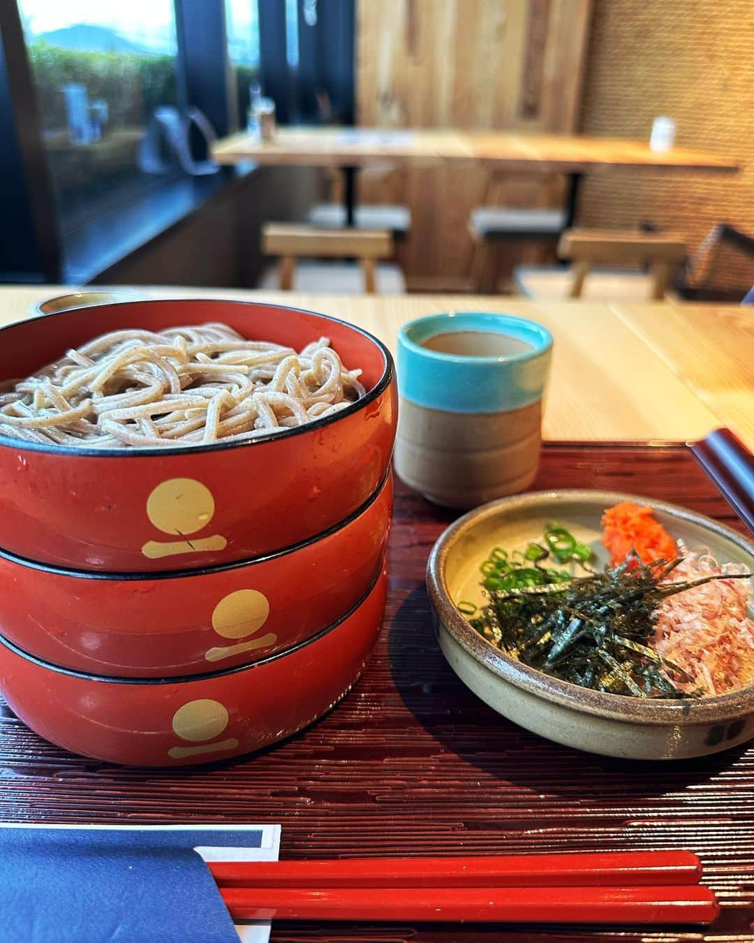 出雲阿国のインスタグラム：「邪気払い！ 邪気払い！  最後に 出雲蕎麦食べて 浄化して次の地へ！  滞在時間短かったけど 脱皮した心地。  どんどん行くぞ11月！  傾けー！！」