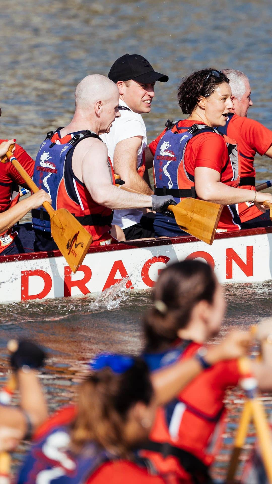 ウィリアム（ケンブリッジ公）のインスタグラム：「Out on the water with @BritishDragonsSG!  Great to see the power of sport in bringing communities together, with rowers from Singapore, Britain and across the Commonwealth enjoying the amazing camaraderie of their dragon boating team.」