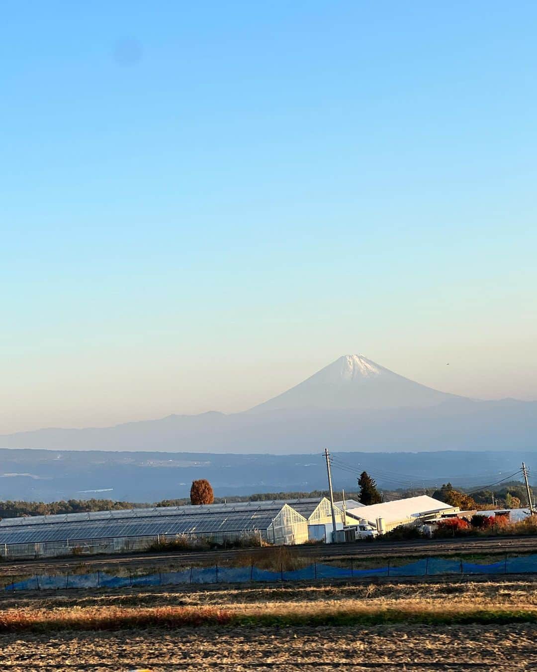 YURIのインスタグラム：「沖縄の美ら海から山梨の壮大な自然と勿論富士山  日本って本当に美しい場所が沢山あるのを 改めて実感できた週末だった。  遠い場所で起こってる戦争や争い、 身近で起こる毎日の個人的な戦争や色々、 心もそして環境、世界も平和になる事を 強く願いながら毎日行きたいし生きたい。  大自然をバックに歌いながら そんな事を感じさせてくれた 週末のお仕事に感謝🍁🍁🍁  In this world filled with so much hatred and differences, being able to experience this past weekend in the beautiful mountainside of Yamanashi, right by the footsteps of Mt.Fuji, made me re-realize how lucky I am to have the freedom to be able to live my life doing what I love doing.   I pray to the universe that every single innocent person in countries experiencing war and suffering right now be able to find security, peace, love and light, as soon as possible 🙏🏼🙏🏼🙏🏼  #japan #yamanashi #japanisbeautiful #mountfuji  #일본」
