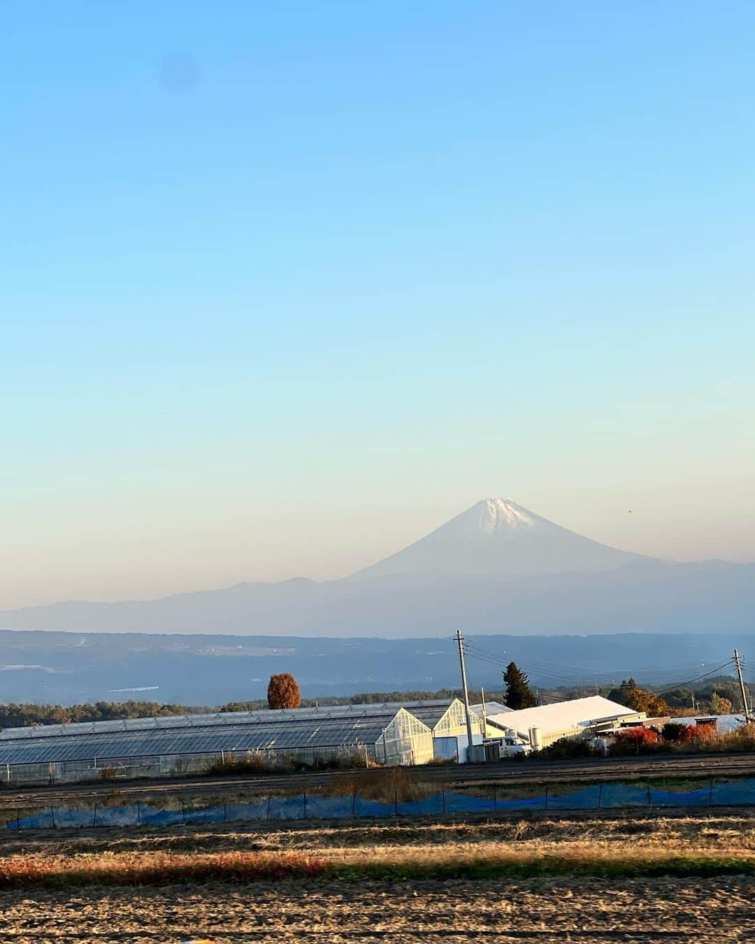 YURIのインスタグラム：「沖縄の美ら海から山梨の壮大な自然と勿論富士山  日本って本当に美しい場所が沢山あるのを 改めて実感できた週末だった。  遠い場所で起こってる戦争や争い、 身近で起こる毎日の個人的な戦争や色々、 心もそして環境、世界も平和になる事を 強く願いながら毎日行きたいし生きたい。  大自然をバックに歌いながら そんな事を感じさせてくれた 週末のお仕事に感謝🍁🍁🍁  In this world filled with so much hatred and differences, being able to experience this past weekend in the beautiful mountainside of Yamanashi, right by the footsteps of Mt.Fuji, made me re-realize how lucky I am to have the freedom to be able to live my life doing what I love doing.   I pray to the universe that every single innocent person in countries experiencing war and suffering right now be able to find security, peace, love and light, as soon as possible 🙏🏼🙏🏼🙏🏼  #japan #yamanashi #japanisbeautiful #mountfuji  #일본」