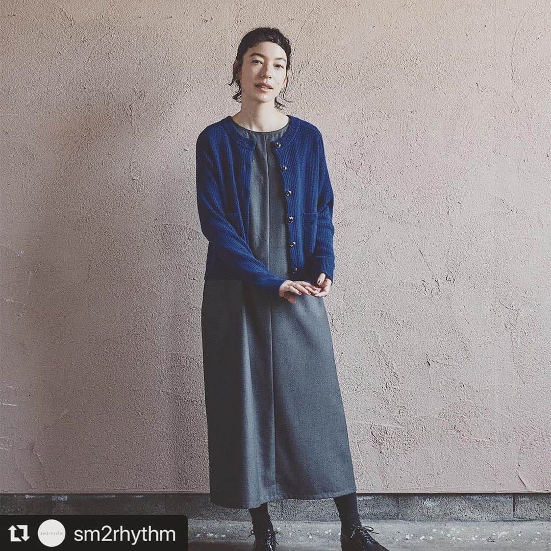 KIKIのインスタグラム：「#Repost @sm2rhythm with @use.repost ・・・ ◇sm2rhythm　AutumnCollection◇ 　  ジャンスカのシルエットを生かすために合わせるアイテムはシンプルに。 羽織ったニットは凹凸感のあるふっくらとしたリブ編みで アウター手前の羽織として活躍しそう。 　  ・前後着ジャンパースカート（グレー） No_1107410 ￥8,690(tax incl.)  ・リブニットカーディガン（ブルー） No_1610050 ￥7,590(tax incl.)  　  #SamansaMos2#SM2#sm2rhythm#サマンサモスモスリズム#サマンサモスモス #canshopig #new#start#trend#ナチュラル#natural#天然素材 #大人ナチュラル #大人ナチュラルコーデ #大人ナチュラル服 #ナチュラルコンサバ #autumncollection #ジャンスカ #ジャンスカコーデ」