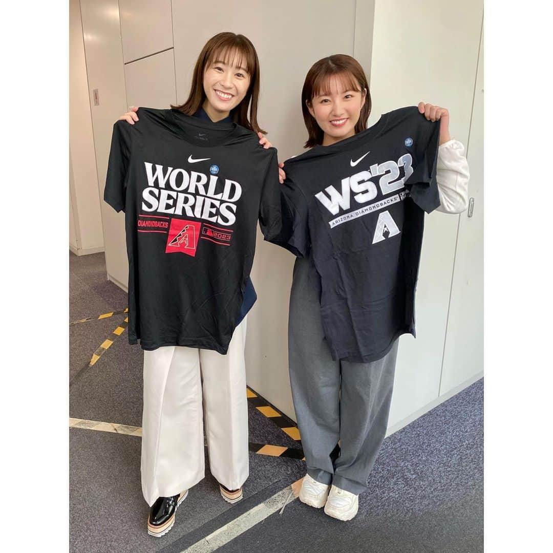 小松﨑花菜さんのインスタグラム写真 - (小松﨑花菜Instagram)「・ 古田さんお帰りなさい🗽🇺🇸  MLBワールドシリーズの取材、お疲れ様でした！ 見応えたっぷりでしたね✨  お土産を色々といただきました🙏 オンエア後に鷲尾ちゃんと♪  #アメリカ #MLB #ワールドシリーズ #ダイヤモンドバックス #サンデーLIVE #古田敦也 さん #ABC #鷲尾千尋 アナ #メーテレ #アナウンサー #小松﨑花菜」11月6日 16時28分 - hana_komatsuzaki