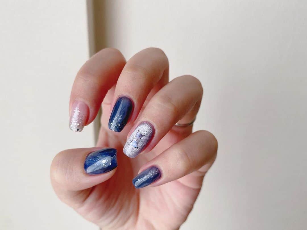夕香里（ATY）のインスタグラム：「new nail ✧*｡  まだ結構暖かい日もあるけど、気分は冬へ 秋から冬にかけての夜空をイメージしました✩* 薬指のブルーマグジェルは3COINSで買ったもの 発色が綺麗で可愛かった☺️  #セルフジェルネイル」