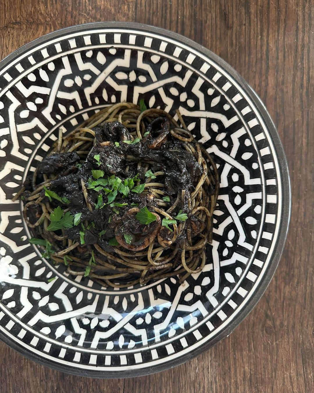 のインスタグラム：「【クリトモ商店通販】スミイカのスミで作ったイカ墨パスタソース販売開始しました。 具にスミイカとケンサキイカがたっぷり入ったパスタソース、トマトベースなのでさっぱりとお召し上がりいただけます。 @kuritomo_shouten  @tsukijiotoriyose  のプロフィールから通販サイトに飛べます」