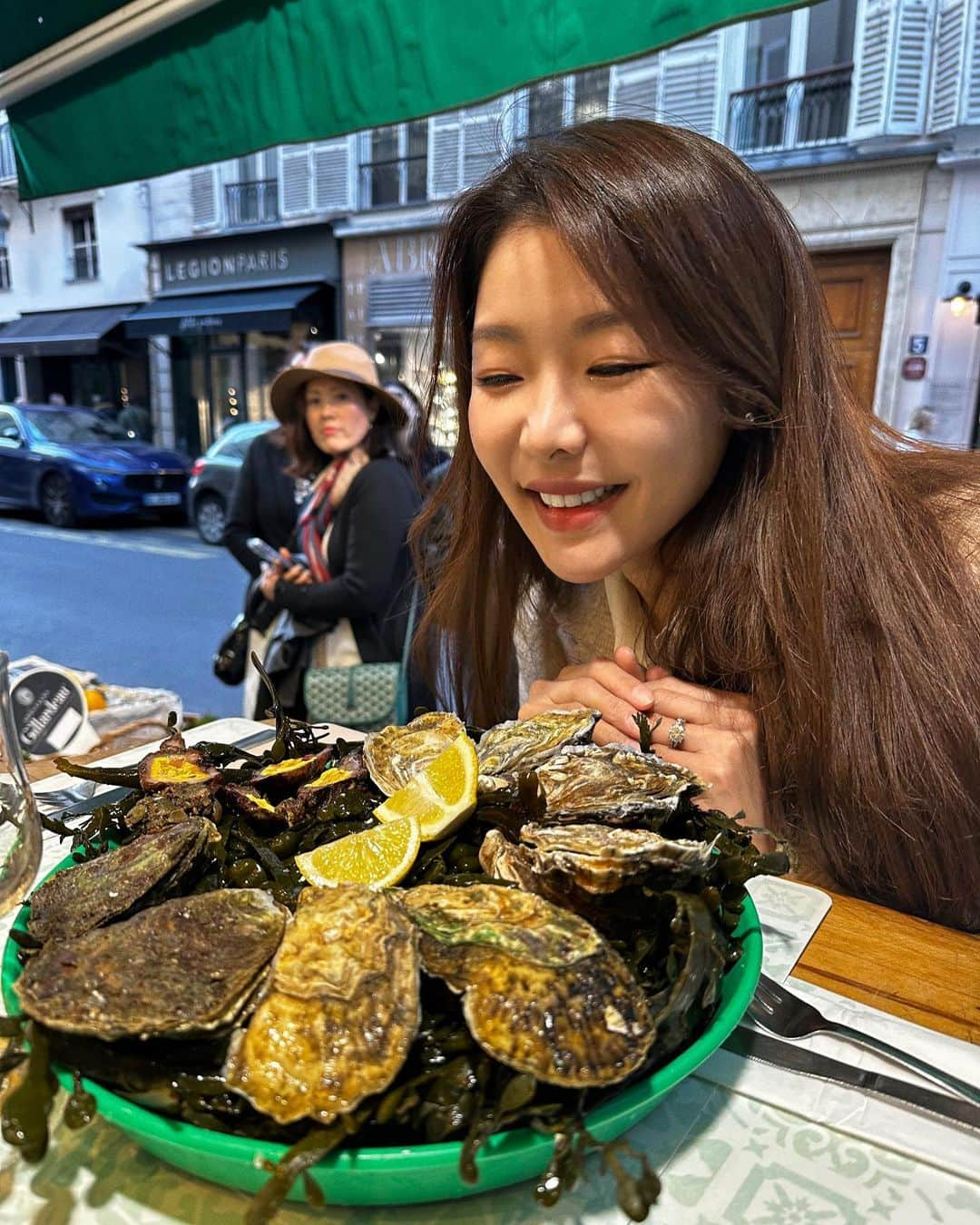 キム・グリームのインスタグラム：「눈에서 하트 뚝뚝 😍 어느샌가 꼬기보다 더 사랑하게 된 씨푸드. 특히 싱싱한 날것이 찐 맛도리 ✨  #GreeminFrance_Paris」