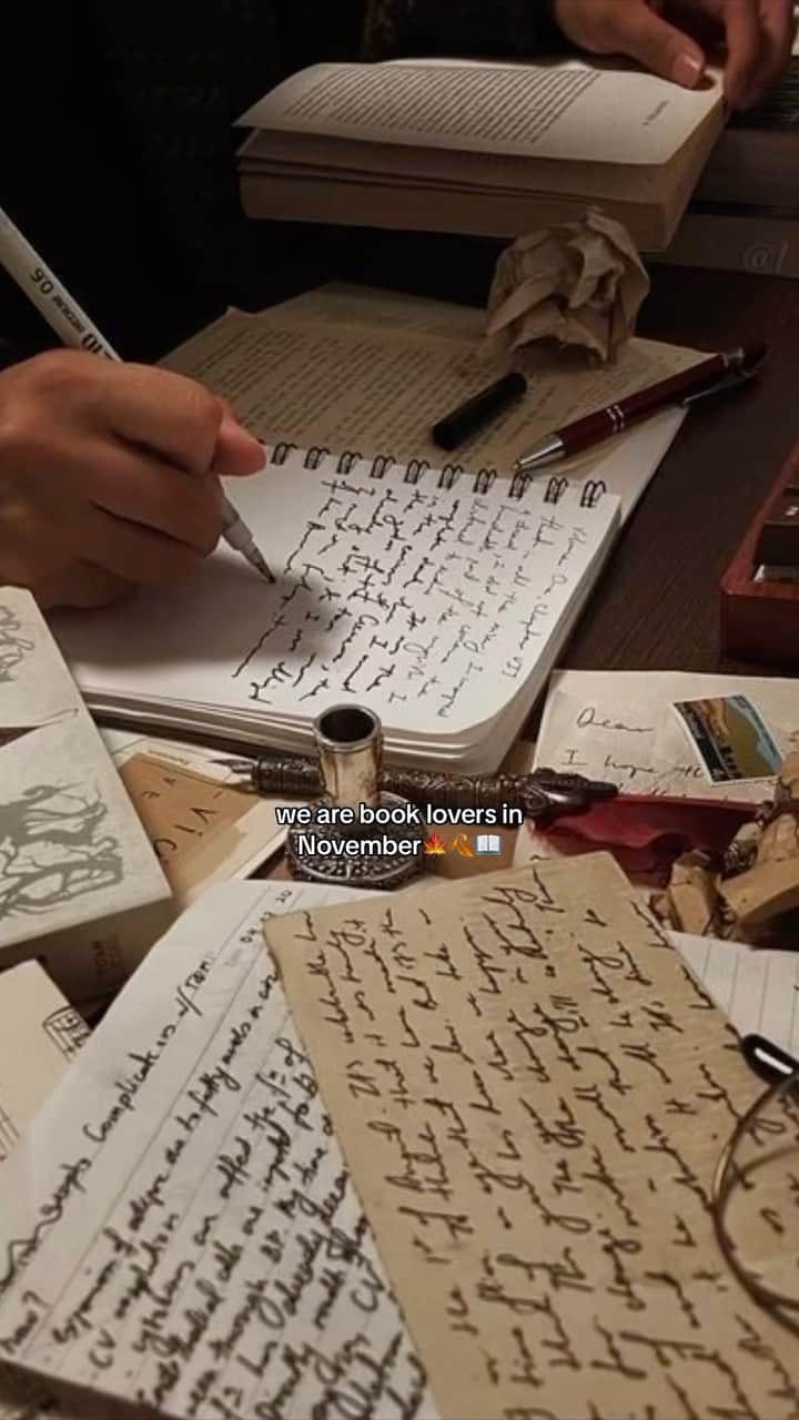 Dara Muscatのインスタグラム：「We are book lovers in November. Sometimes it rains, and we impatiently await the first snowfall while the air carries the scent of frost in the morning. We exchange notes that we leave for each other in books. Small notes transform into letters, and letters evolve into evenings spent together in a library...🍁📖🍂  photos are from Pinterest 🫶🏼 #moodboardmonday #fallvibes🍁 #storytimethreads」