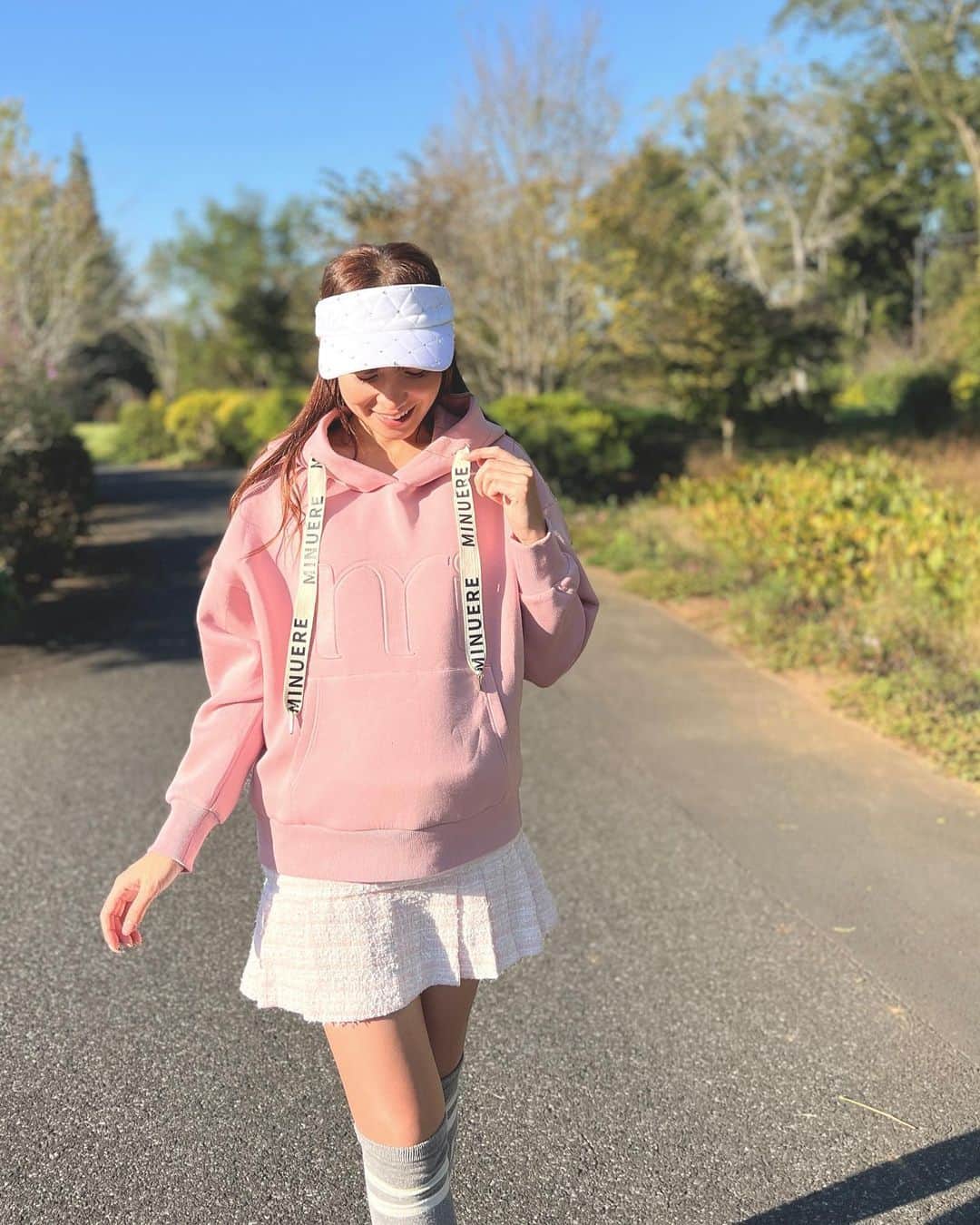 高沢奈苗さんのインスタグラム写真 - (高沢奈苗Instagram)「.  @minuere_golf   サンバイザー被ったバージョン🤍 女の子の好きが詰まった、他にはなかなかないこだわりのデザインっ！  このパーカーは普段着でも活躍しそうだよっ✨  .  .  #minuére #ミヌエールゴルフ #ゴルフ女子 #甘めコーデ #ツイードスカート #秋ゴルフ」11月6日 16時30分 - nanaetakasawa