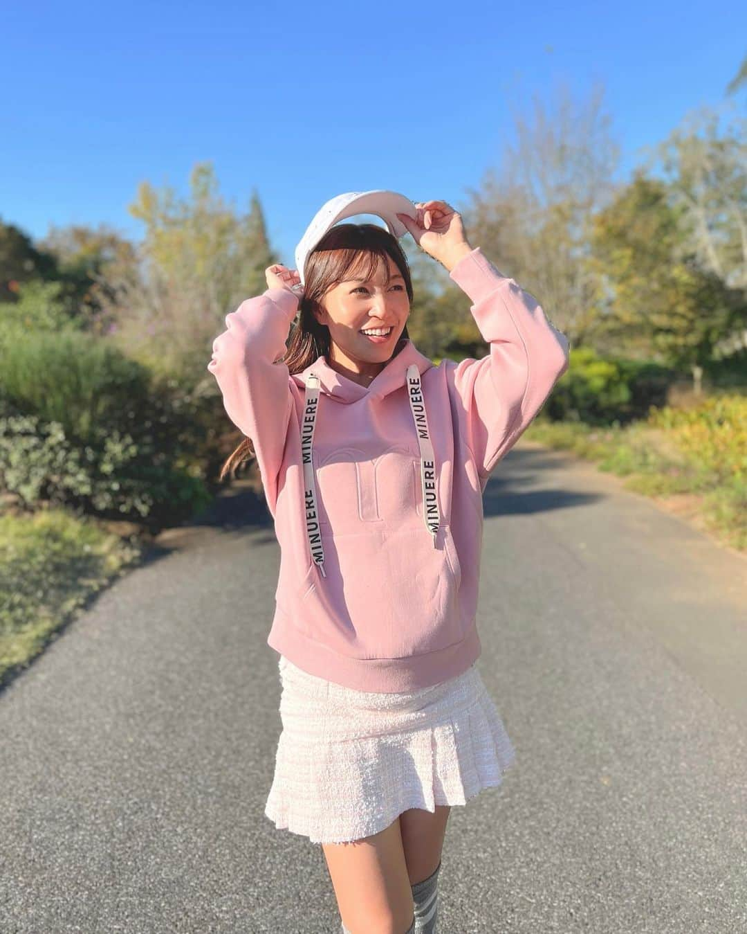 高沢奈苗さんのインスタグラム写真 - (高沢奈苗Instagram)「.  @minuere_golf   サンバイザー被ったバージョン🤍 女の子の好きが詰まった、他にはなかなかないこだわりのデザインっ！  このパーカーは普段着でも活躍しそうだよっ✨  .  .  #minuére #ミヌエールゴルフ #ゴルフ女子 #甘めコーデ #ツイードスカート #秋ゴルフ」11月6日 16時30分 - nanaetakasawa