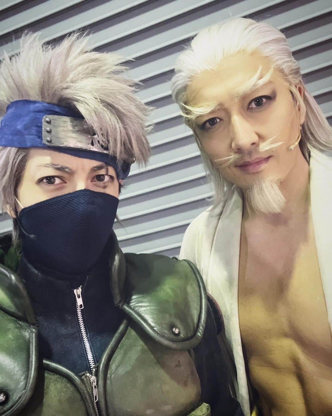 北村圭吾さんのインスタグラム写真 - (北村圭吾Instagram)「ライブ・スペクタクル「NARUTO-ナルト-」 ～忍の生きる道～大千穐楽  観劇の皆様、ご視聴の皆様、 本当に本当にありがとうございました!!! 最高のカンパニーと沢山の皆様との最高の時間を過ごす事が出来ました！！！  ラストのTDCホール満席での スタンディング・オベーション 割れんばかりの拍手と歓声👏✨️✨👏 目頭がずっと熱いままでした！！！  これからも ライブ・スペクタクルNARUTO 大好きで居てください✨  8年間の歴史に関われた3年間 本当に幸せでしたし最高でした！！！！！ ありがとうございました🙇🏻 最後はこの4人でしょ👍  本当にまさきとはNARUTOの同期組!!! 毎公演毎公演年々物凄いスピードで成長して行き、 まさきのナルトの生き様が本当に活力に!!! カッコイイし、生き生きとした目を見るとガチで力が漲る！ 本当に最高のナルトだよ、マジで！出逢えて良かった！！  流司のサスケはマジでカッコイイし登場した時の存在感 立ち振る舞い、マジでエグい!!!!! ミスターサスケ、彼の芝居の姿勢、組み立て方、マジで勉強になる！ そして、関われば関わるほど本当に愛おしい存在!!!!! 最高の漢ですよ！  ゆいちゃんのサクラは本当にサクラで見ていてキラキラしてるし、場面が変わればガツンと表情も雰囲気も変わり胸打つシーンが沢山！！！ 誰よりも研究して勉強して一番成長しているサクラ!!! アクションシーンも男子に見劣りしないカッコイイ姿に袖からいつもエール送ってます！ 最高だし、サクラはゆいちゃんしかおらん！！！  ミスターカカシの君ちゃん！ ホンマにカカシ先生の様に見守りここぞって時には喝を入れてくれて、奮い立たせてくれる！！！ カカシとして今作品も本当に素敵なカカシのシーンが盛り沢山！カッコイイし温かいし、誰よりも周りを助けてくれる大好きな役者の一人！！！ カカシ先生は君ちゃんしかおらんよ、マジで！！！  今回も大変素敵な兼役を演じさせて頂きました！ 忍宗の開祖である伝説の僧侶。 ハゴロモまたの名を六道仙人！  十尾分裂体、 心転身の術でいのとして闘わせ頂きました👍  そして、前回に引き続き ナルト九喇嘛、ミナト九喇嘛の声も担当させて頂きました🙇🏻 幸せな日々だったな✨  本当に本当に皆様お疲れ様でした✨  カカシ先生の言葉を頂くと『大好きだ👍』  今日はマジで燃え尽き症候群で廃人状態。。。笑  #舞台NARUTO #ナルト #うずまきナルト #うちはサスケ #春野サクラ #はたけカカシ #エー #六道仙人 #ハゴロモ #九尾 #九喇嘛」11月6日 16時31分 - kitamura_keigo