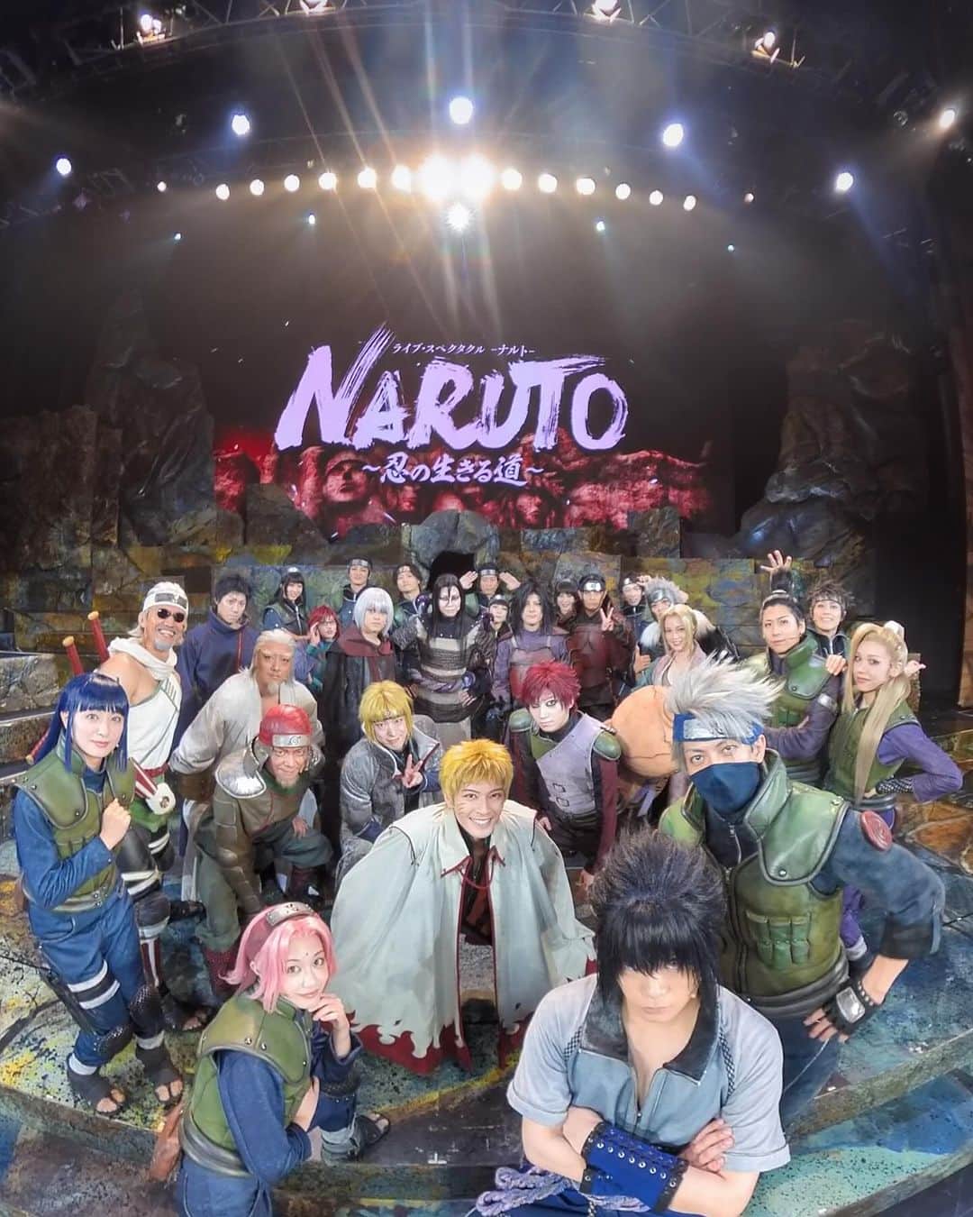 北村圭吾のインスタグラム：「ライブ・スペクタクル「NARUTO-ナルト-」 ～忍の生きる道～大千穐楽  観劇の皆様、ご視聴の皆様、 本当に本当にありがとうございました!!! 最高のカンパニーと沢山の皆様との最高の時間を過ごす事が出来ました！！！  ラストのTDCホール満席での スタンディング・オベーション 割れんばかりの拍手と歓声👏✨️✨👏 目頭がずっと熱いままでした！！！  これからも ライブ・スペクタクルNARUTO 大好きで居てください✨  8年間の歴史に関われた3年間 本当に幸せでしたし最高でした！！！！！ ありがとうございました🙇🏻 最後はこの4人でしょ👍  本当にまさきとはNARUTOの同期組!!! 毎公演毎公演年々物凄いスピードで成長して行き、 まさきのナルトの生き様が本当に活力に!!! カッコイイし、生き生きとした目を見るとガチで力が漲る！ 本当に最高のナルトだよ、マジで！出逢えて良かった！！  流司のサスケはマジでカッコイイし登場した時の存在感 立ち振る舞い、マジでエグい!!!!! ミスターサスケ、彼の芝居の姿勢、組み立て方、マジで勉強になる！ そして、関われば関わるほど本当に愛おしい存在!!!!! 最高の漢ですよ！  ゆいちゃんのサクラは本当にサクラで見ていてキラキラしてるし、場面が変わればガツンと表情も雰囲気も変わり胸打つシーンが沢山！！！ 誰よりも研究して勉強して一番成長しているサクラ!!! アクションシーンも男子に見劣りしないカッコイイ姿に袖からいつもエール送ってます！ 最高だし、サクラはゆいちゃんしかおらん！！！  ミスターカカシの君ちゃん！ ホンマにカカシ先生の様に見守りここぞって時には喝を入れてくれて、奮い立たせてくれる！！！ カカシとして今作品も本当に素敵なカカシのシーンが盛り沢山！カッコイイし温かいし、誰よりも周りを助けてくれる大好きな役者の一人！！！ カカシ先生は君ちゃんしかおらんよ、マジで！！！  今回も大変素敵な兼役を演じさせて頂きました！ 忍宗の開祖である伝説の僧侶。 ハゴロモまたの名を六道仙人！  十尾分裂体、 心転身の術でいのとして闘わせ頂きました👍  そして、前回に引き続き ナルト九喇嘛、ミナト九喇嘛の声も担当させて頂きました🙇🏻 幸せな日々だったな✨  本当に本当に皆様お疲れ様でした✨  カカシ先生の言葉を頂くと『大好きだ👍』  今日はマジで燃え尽き症候群で廃人状態。。。笑  #舞台NARUTO #ナルト #うずまきナルト #うちはサスケ #春野サクラ #はたけカカシ #エー #六道仙人 #ハゴロモ #九尾 #九喇嘛」