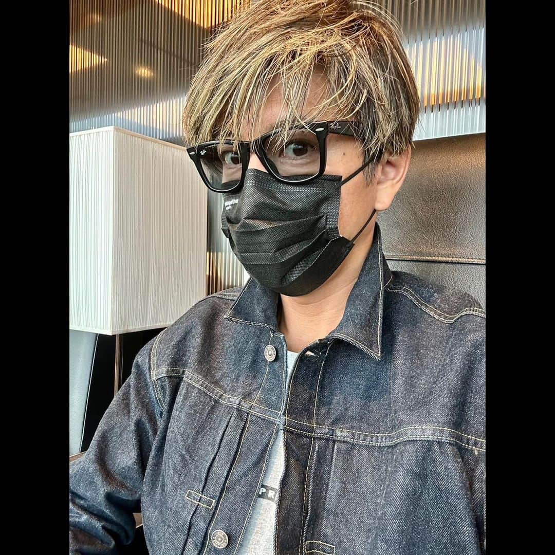 木村拓哉のインスタグラム：「⁡ ⁡ ⁡ 「おはようございます❕ 朝一の空港にて。 では撮影の地へ❕」 ⁡ PEACE‼︎ ⁡ STAYSAFE！ ⁡ 拓哉 #木村拓哉#TakuyaKimura」