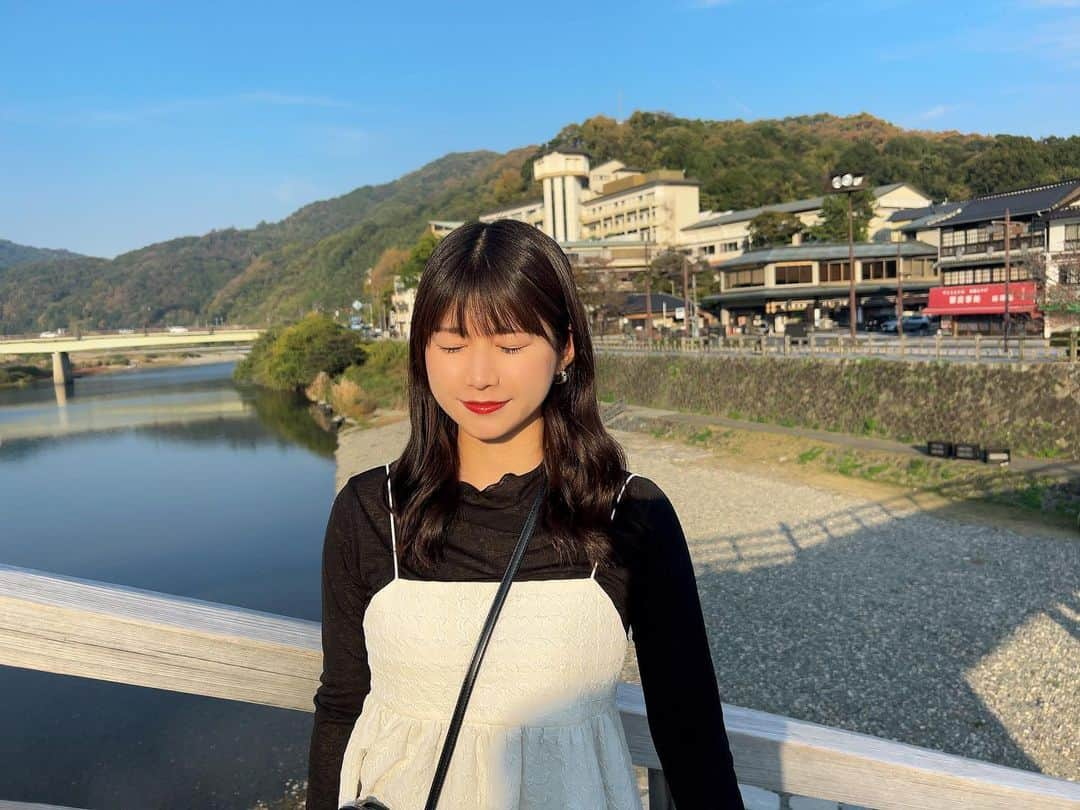 藤原あずささんのインスタグラム写真 - (藤原あずさInstagram)「. おはよー！ 錦帯橋眩しい☀️ 日差し暑すぎほんとに11月？  #錦帯橋 #岩国 #山口 #橋」11月6日 7時58分 - fujiwara_azusa510