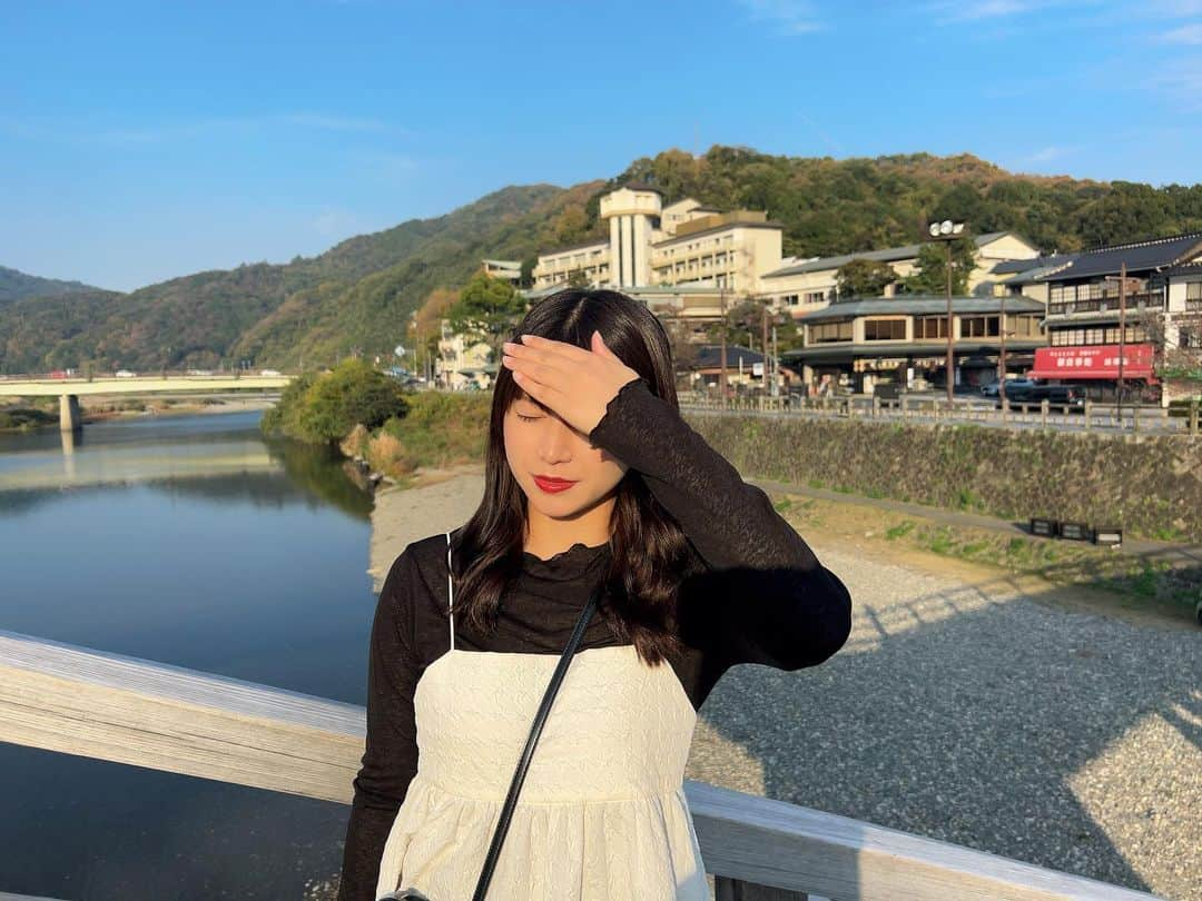 藤原あずささんのインスタグラム写真 - (藤原あずさInstagram)「. おはよー！ 錦帯橋眩しい☀️ 日差し暑すぎほんとに11月？  #錦帯橋 #岩国 #山口 #橋」11月6日 7時58分 - fujiwara_azusa510