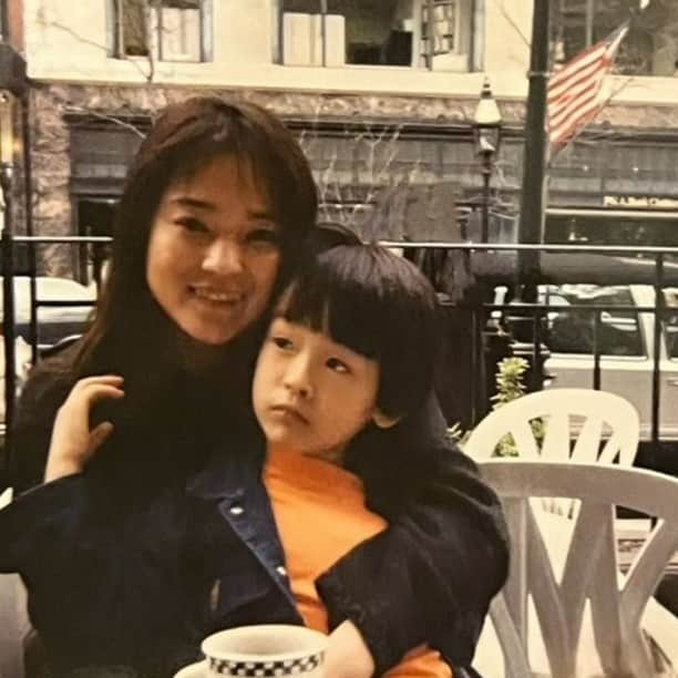 FRaUのインスタグラム：「10月29日の関ジャムに出演した尾崎裕哉さん。デビュー40周年を迎えた亡き父・尾崎豊さんの特集で、「父の楽曲を歌うこと」への質問に、いい楽曲を歌いたいだけと、まっすぐな気持ちを伝えていました。  健やかでまっすぐな裕哉さんはどのように育ったのか。 そして尾崎豊さんの楽曲はどのように守られてきて、今こうして誰もが聴くことができるのか。  尾崎繁美さん連載「笑顔を守る力」は、いわれのない誹謗中傷を受けても、裕哉さんと自身の笑顔を守り続けた繁美さんの行動を伝えています。 愛情が育む強さを感じさせます。  前編　母子留学直後の訴訟を決意。尾崎豊の妻・繁美さんがボストンと日本を往復した理由 https://gendai.media/articles/-/118503?media=frau  後編　息子・裕哉を守るのは私しかいない…尾崎豊の妻・繁美さんが留学で知った「交渉」の重要性 https://gendai.media/articles/-/118519?media=frau  ＃笑顔を守る力 #尾崎豊デビュー40周年 #尾崎裕哉 ＃尾崎繁美  @shigemi.ozaki」
