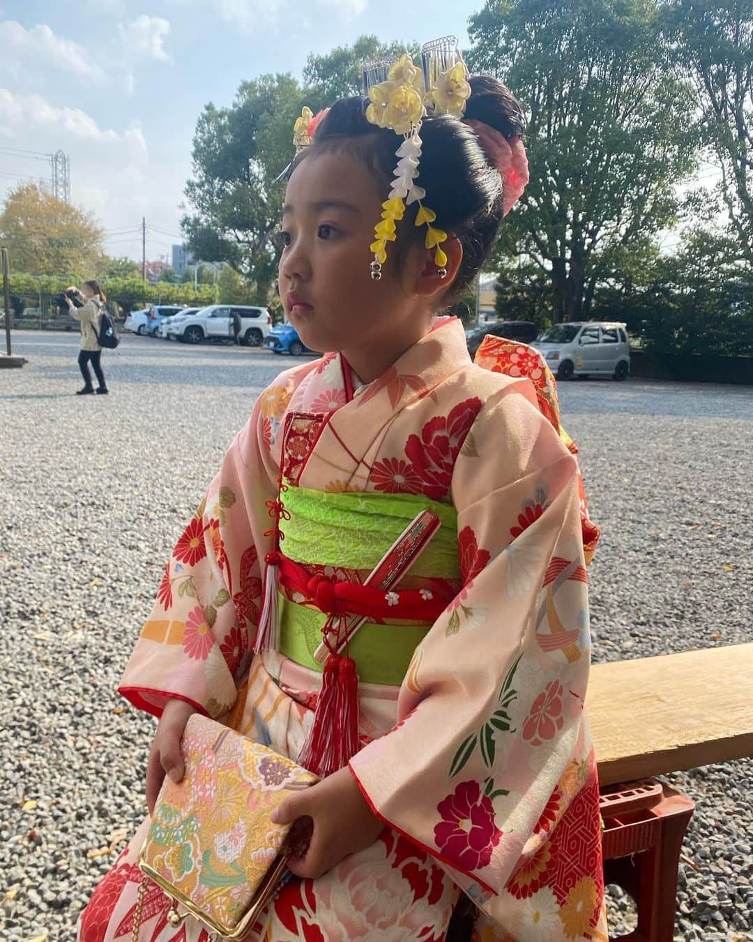 ayuさんのインスタグラム写真 - (ayuInstagram)「七五三のお参り⛩️👘 無事に済みました。 ７歳まで大きな怪我病気もなく過ごせた事に感謝。 これからもたくさんの幸せを感じられますように🙏✨ . お着物の苦しさが限界で終始不機嫌＆涙涙の場面もありましたが、それも愛おしい思い出です、、🩵👘🥿」11月6日 7時59分 - memeyuyu