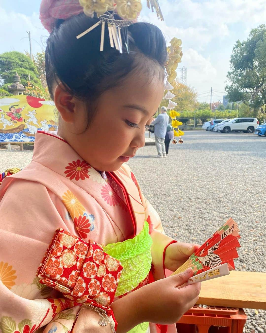 ayuさんのインスタグラム写真 - (ayuInstagram)「七五三のお参り⛩️👘 無事に済みました。 ７歳まで大きな怪我病気もなく過ごせた事に感謝。 これからもたくさんの幸せを感じられますように🙏✨ . お着物の苦しさが限界で終始不機嫌＆涙涙の場面もありましたが、それも愛おしい思い出です、、🩵👘🥿」11月6日 7時59分 - memeyuyu