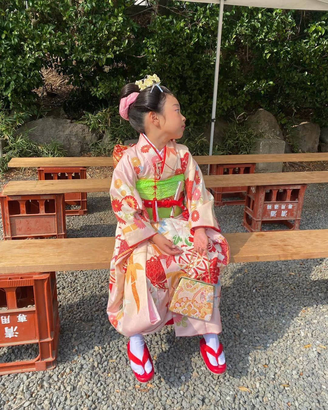 ayuさんのインスタグラム写真 - (ayuInstagram)「七五三のお参り⛩️👘 無事に済みました。 ７歳まで大きな怪我病気もなく過ごせた事に感謝。 これからもたくさんの幸せを感じられますように🙏✨ . お着物の苦しさが限界で終始不機嫌＆涙涙の場面もありましたが、それも愛おしい思い出です、、🩵👘🥿」11月6日 7時59分 - memeyuyu