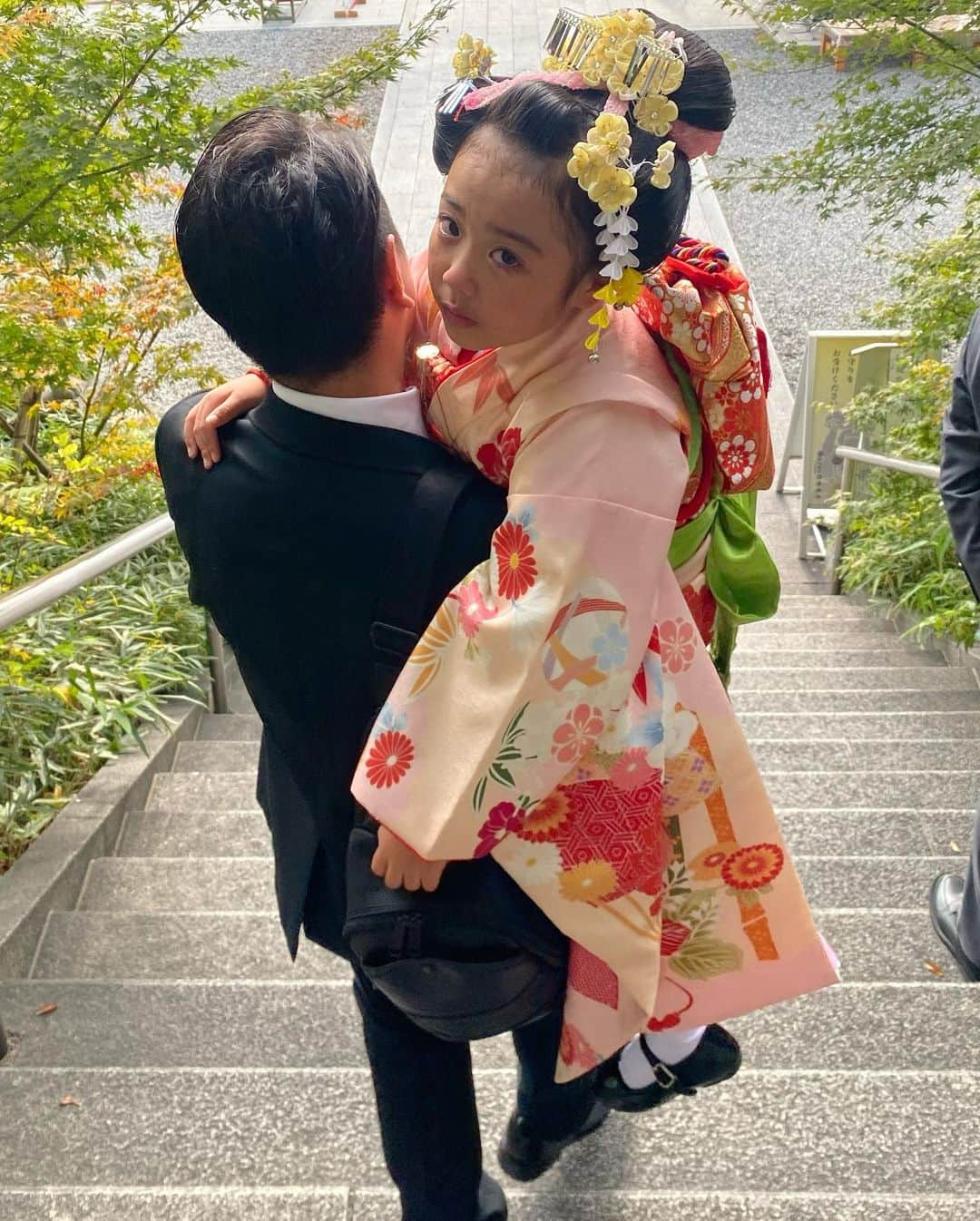 ayuのインスタグラム：「七五三のお参り⛩️👘 無事に済みました。 ７歳まで大きな怪我病気もなく過ごせた事に感謝。 これからもたくさんの幸せを感じられますように🙏✨ . お着物の苦しさが限界で終始不機嫌＆涙涙の場面もありましたが、それも愛おしい思い出です、、🩵👘🥿」