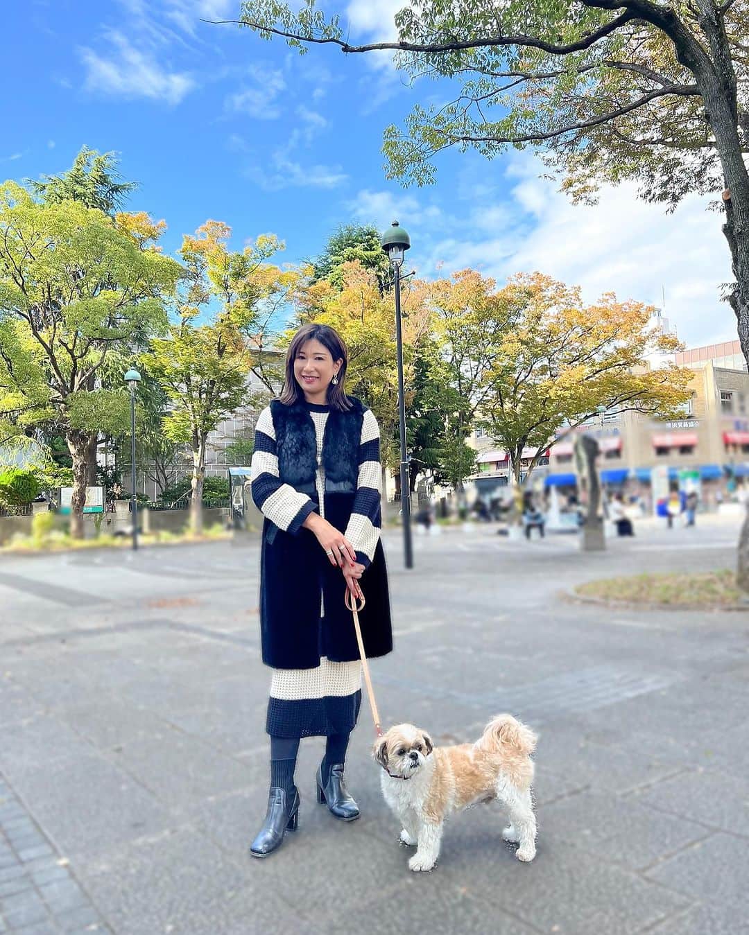 のインスタグラム：「✧︎ 【いつも素敵な人の考え方】  エゴや思い込みのフィルターを外すと、そこにはいつも温かく、優しく、美しい世界が広がっています。   自分の内側は積み重なった価値観からできていますが、そこから見る外側を、楽しみ、味わい、美しい世界にしたければ、内側の意識を変えることです。  人は変化を恐れる生き物で、恐れから目をそらし、なかなか向き合おうとしないもの。  その恐れはすぐそこにある「未来」なのだけど、上手くコントロール出来ないと何かや誰かを悪者にしてひとまず落ち着きます。 だけどそれは問題解決ではなくさらに大きくしていきます。  物事を点ではなく、点と線と外側から見れるようになると自分の世界がおだやかで美しいものに変わります。  年齢もそうだし、何にも囚われたくないよね。 いつからでも変われるよ♡  ☆coming soon☆ 12月のクリスマスランチ会では「自分の強み」を知る簡単ワークをします♡ 告知はまだですが興味ある方はメッセージくださいね‪︎‬‪︎☺︎ しかも豪華プレゼントつき♡  #美メンタルコーチング  #コーチング  #美マインド  #格上げライフスタイル #魅力開花  #心  #幸せ  #癒し #happy  #素敵な大人になるために  #身も心も美しく」