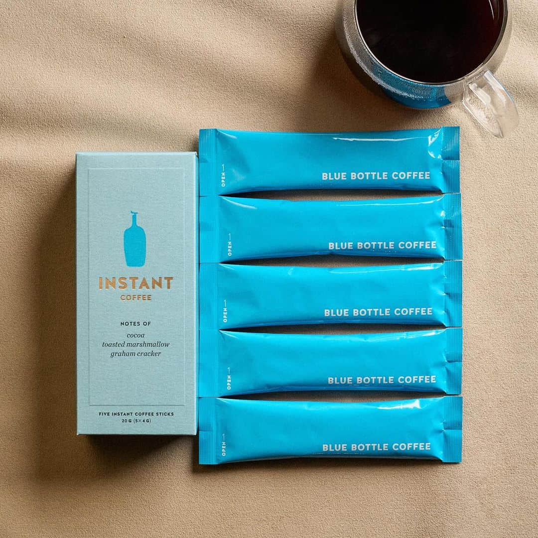 のインスタグラム：「Blue Bottle Holiday Instant Coffee💙⁠ 11月2日(木)から全国のブルーボトルコーヒー カフェと公式オンラインストアに登場している、「ホリデーインスタントコーヒー」をご紹介いたします✨⁠ ⁠ 場所や時間を選ばず本格的なスペシャルティコーヒーをお楽しみいただける「ブルーボトル インスタントコーヒー」がホリデーデザインで登場しました！⁠ ⁠ シックで落ち着いた色合いのスモーキーブルーカラーのパッケージと、表面の浮き出たポップなデザインが目を引き、思わず手に取りたくなるようなデザインのパッケージです。⁠ ⁠ お湯を注ぐと香り立つ芳醇なアロマをお楽しみいただいた後は、ココア、トーストされたマシュマロ、グラハムクラッカーを感じさせるフレーバーをご堪能ください。⁠ ⁠ ご自宅や職場だけではなく、旅行中やキャンプなどのアウトドアでも気軽にブルーボトルのコーヒー体験をお楽しみくださいね😊⁠ ⁠ ＊特設ページはプロフィールのURLからご覧いただけます。⁠ ⁠＊HUMAN MADE 1928 Cafe by Blue Bottle Coffee, HUMAN MADE Cafe by Blue Bottle Coffee では販売はございません。⁠ ⁠ ⁠ ⁠ ⁠#BlueBottleHoliday⁠ #BlueBottleCoffee⁠ #ブルーボトルコーヒー」