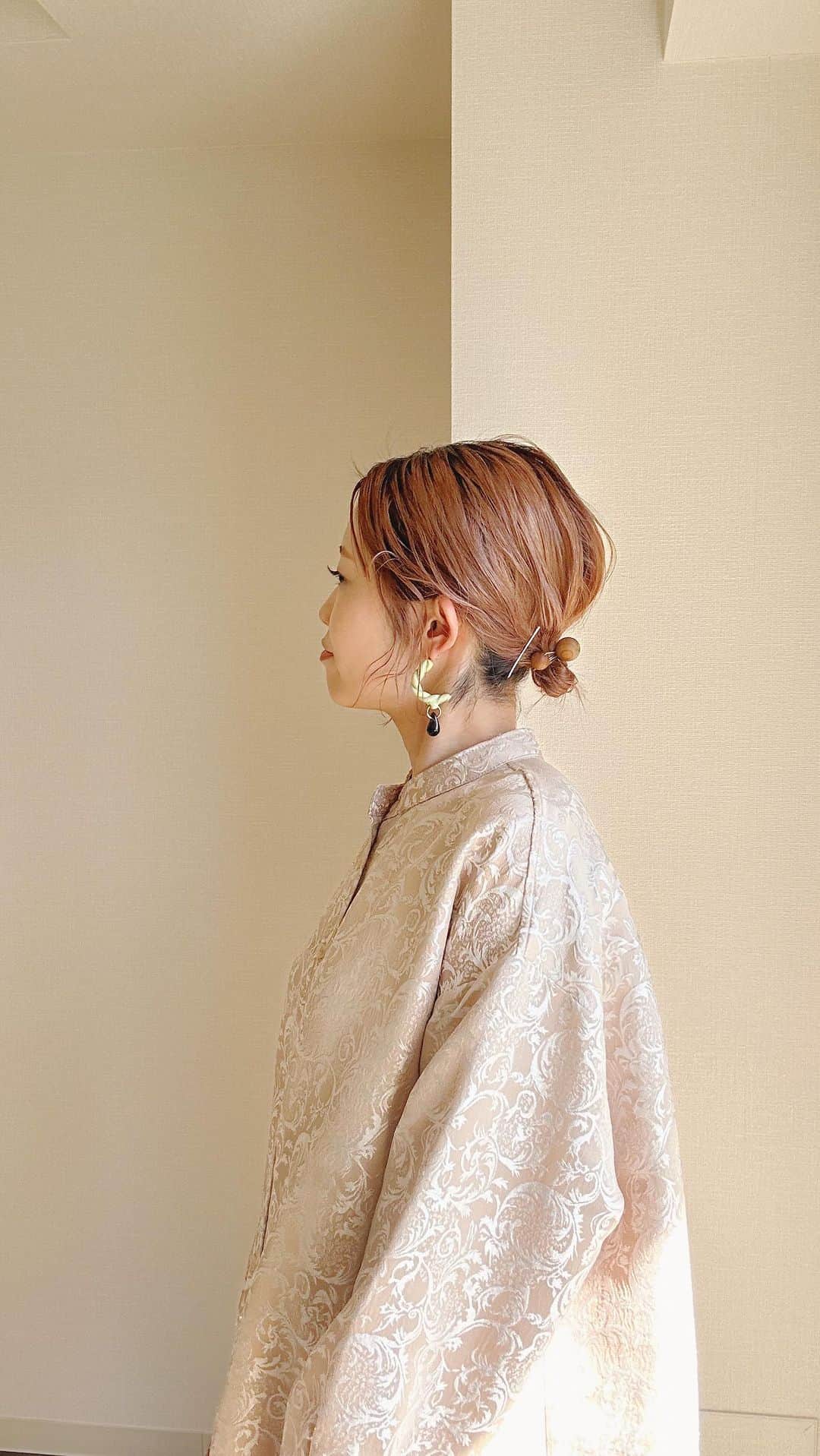 和田美由紀のインスタグラム：「おはようございます🥰 今週もよろしくお願いします✂️✂️ 11月なのに名古屋は意外と暑い😇 服選びが難しいです🐑 最近買ったものはニット帽です🫶🏻 今欲しいものもニット帽です😎  #ボブヘアアレンジ #スタイリング #セルフアレンジ #ヘアアレンジ　 #kostkamm  #hairarrange  #lorensalon」