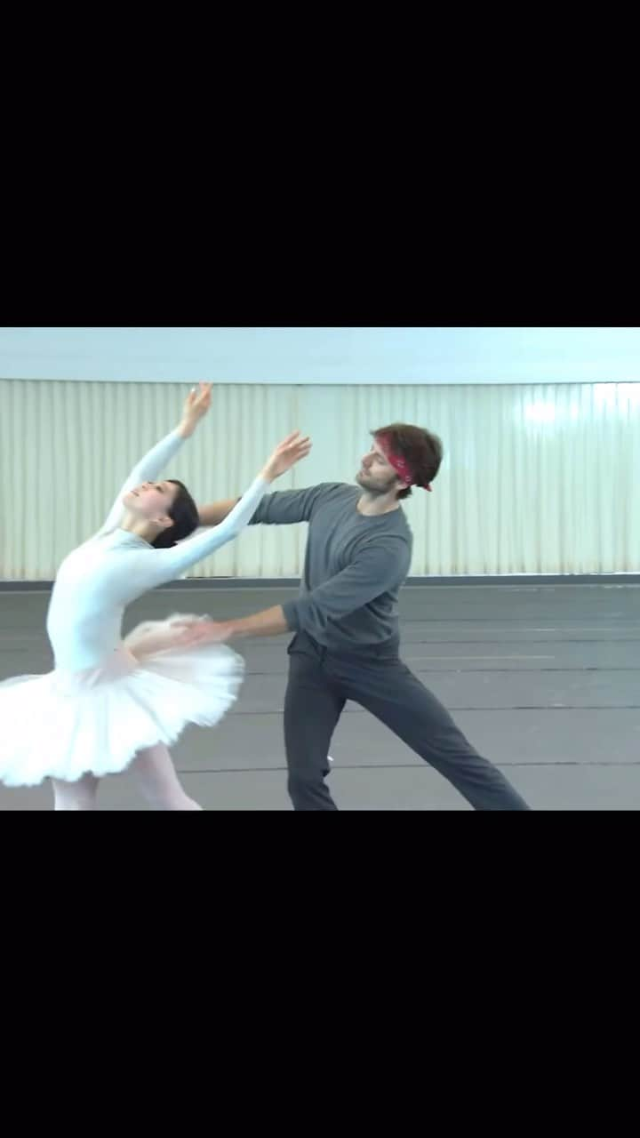 倉永美沙のインスタグラム：「Reflecting on an incredible experience from World Ballet Day last week. Rehearsing Swan Lake pas de deux with @rojotamara @feldiazinsane and Joanna was pure joy. Dancing alongside @aaronrobison_ for the first time added an exciting twist to the moment!   先週のワールドバレエデーより。タマラ、フェリッペ、ジョアナとの白鳥の湖のリハーサル。パートナーはこのリハーサルで初めて踊るアーロンとでした。  #worldballetday #swanlake #partner #surprise #rehersal #ballet #ballerina #ballrinalife #ワールドバレエデー #バレエ　#白鳥の湖　#バレリーナ」