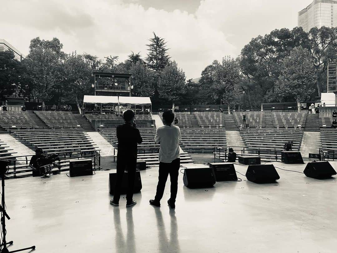 松本英子さんのインスタグラム写真 - (松本英子Instagram)「「祝・日比谷野音100周年  “CLOSING EVENT”　 YAON FES. ～次の100年へ。」  モノクロの写真はリハーサル中のひとコマ。  歴史が刻まれた野音のステージ上に 武部さんと亀田さん  2人のレジェンドの背中、 凄くグッと来て撮っちゃいました。  こんなにも素晴らしき日に参加させて頂き感無量です!!  ODYさんとのコーラスもめちゃめちゃ楽しくて🎵サイモンさんとの3声choや、急遽振りも付けてみたり🤗  初めての野音ステージが今日の記念すべき日でしたー感謝ー  熱い魂を持った素晴らしいアーティストの皆さんと、スーパーバンドの最強の演奏、鉄壁のスタッフ、そしてオーディエンスの皆さんの笑顔と歌声、すべてが今日の日の音楽を作っていました✨✨✨  いざ次の100年へ🙌  是非、日テレプラスでもお楽しみ下さいね✨✨✨ 12月16日（土）21:00〜 https://www.nitteleplus.com/program/yaon100/  #日比谷野音 #YAONFES #アイナジエンド #石崎ひゅーい #川崎鷹也 #卓真 #10FEET #TaniYuuki #FANTASTICS #miwa #SARUKANI #蔦谷好位置 #豊島岡女子学園高等学校コーラス部 #水野良樹 #武部聡志 #亀田誠治 #小倉博和 #河村カースケ智康 #磯貝サイモン #小田原ODY友洋」11月6日 8時27分 - matsumoto__eiko