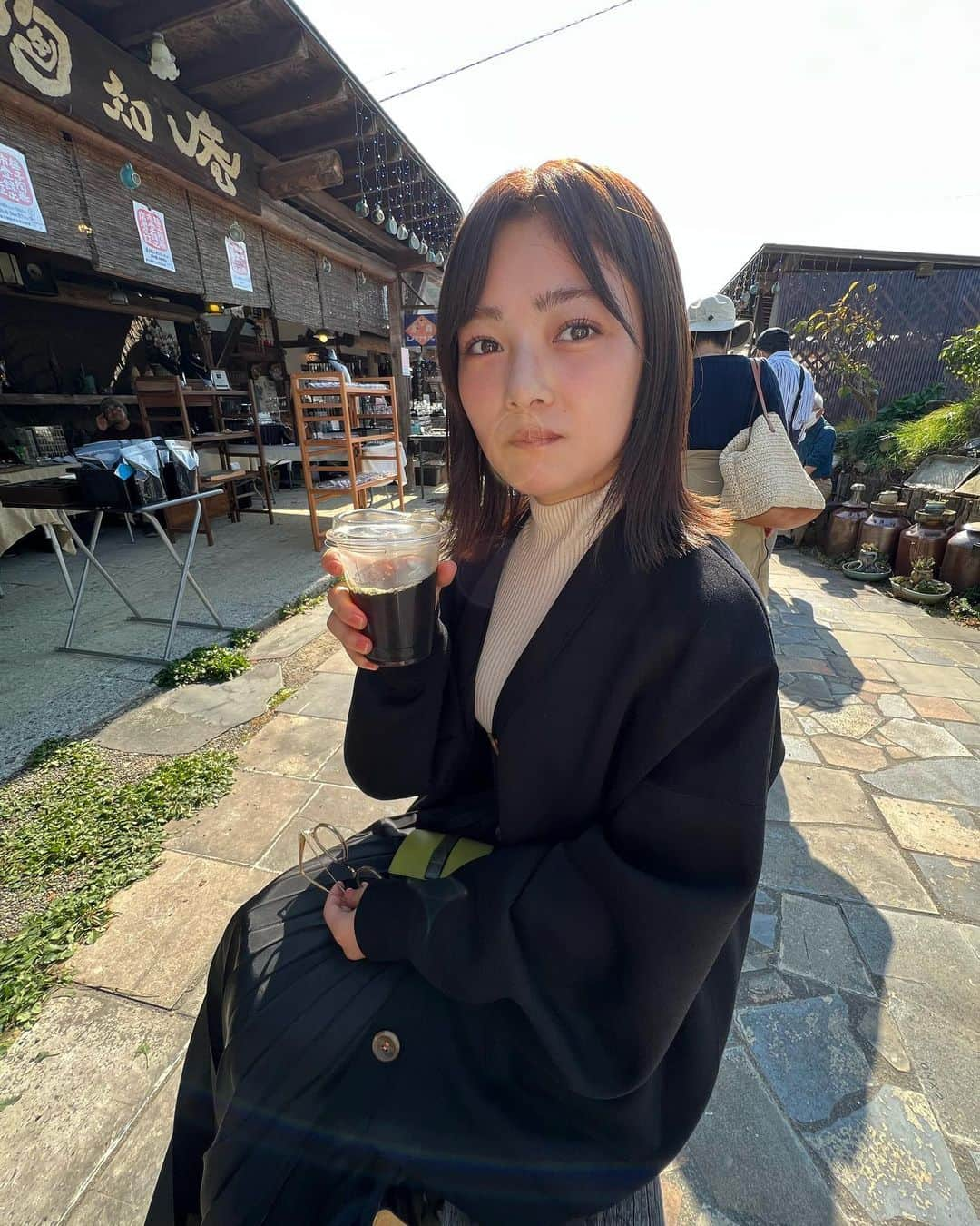 井上咲楽さんのインスタグラム写真 - (井上咲楽Instagram)「益子・秋の陶器市へ！ 私は初日に母と行ってきましたが、今秋も大賑わいの陶器市でとっても嬉しかった！  今回は黒くて素焼きのかっこいい器を探し歩きました。素敵な器、骨董や本も購入できて大満足の陶器市でした。  年々、歩き疲れるスピードが早くて休憩の回数が多くなっている気がするけど、いつまでも地元の賑わいを見られますように！  益子、いいでしょ？ と心の中で自慢しながら歩くたのしい日でした😆🧸」11月6日 8時42分 - bling2sakura